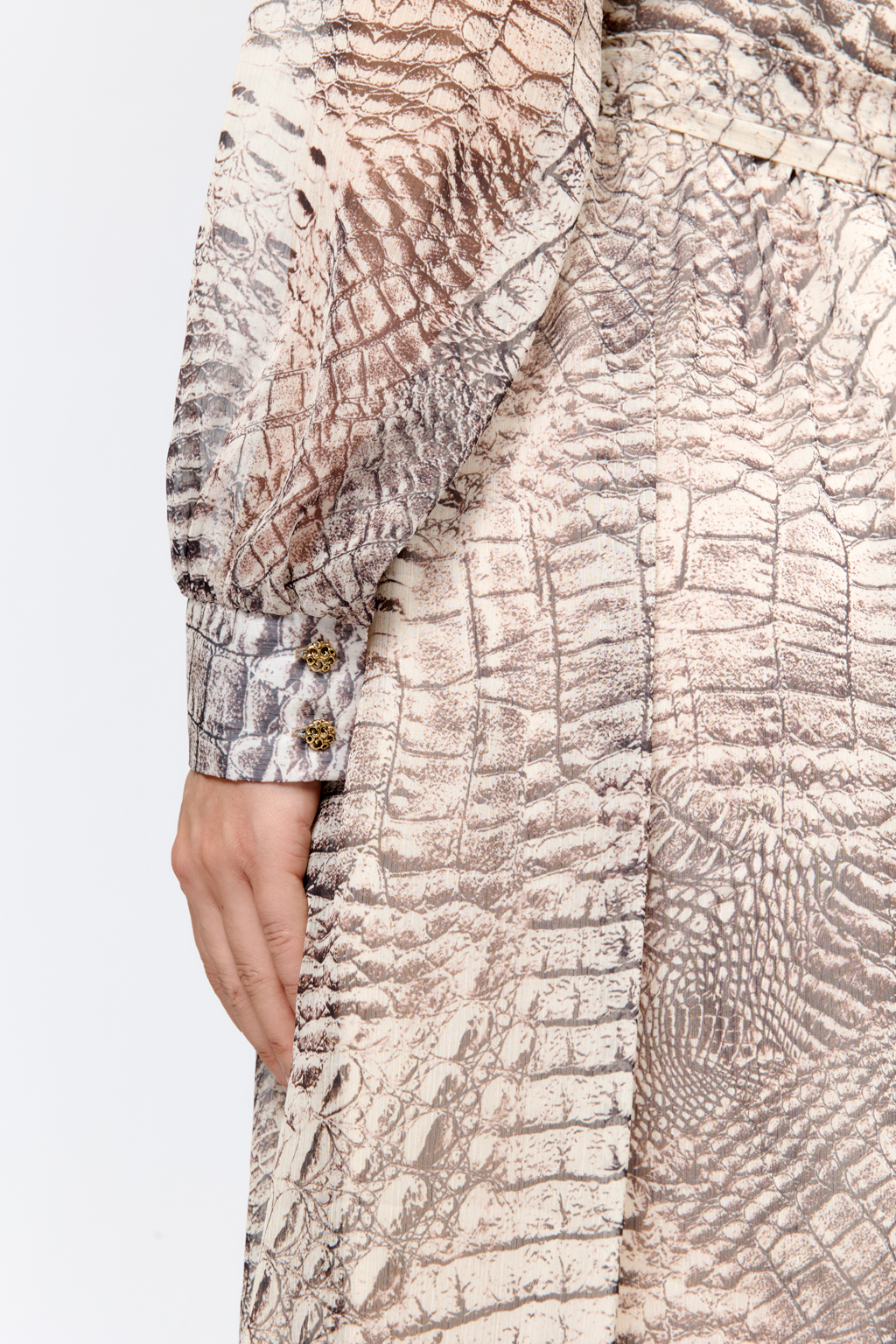 Платье женственного приталенного силуэта с воланами по вырезу горловины, по краю кокетки отделка рюшем, рукав длинный на манжетах. По низу платье декорировано широким рюшем. Выполнено из легкой полупрозрачной ткани с крэшированностью. Крэш-шифон - легкий, полупрозрачный, дышащий материал.  Преимущества ткани: лёгкость и воздушность, создающая эффект невесомости. Ткань сохраняет насыщенность принта и форму даже при активной носке, е\не требует сложного ухода.