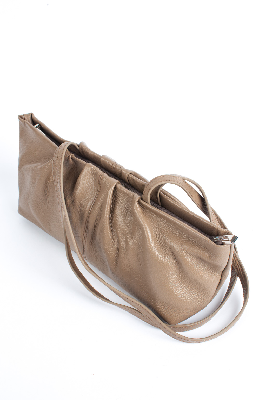 Стильная сумка-тоут из натуральной кожи станет незаменимым спутником как в повседневной жизни, так и в вечерних нарядах. Основное отделение закрывается на молнию. Сумка с кожаным ремешком придает возможность с максимальным комфортом носить атрибут, вешая его на плечо.  Размеры сумки: 33*10*16 см