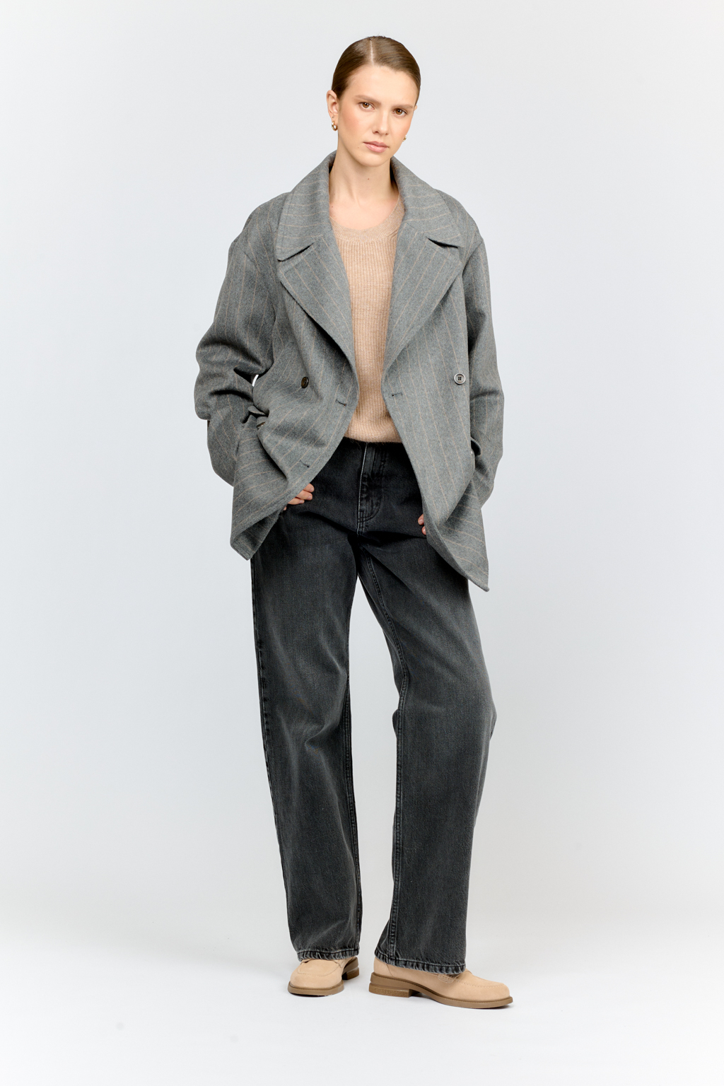 Полупальто - бушлат в актуальном городском стиле —  идеальный спутник в осеннем сезоне! Элегантное двубортное исполнение с английским воротником и укороченной длиной выше колен создаёт современный силуэт. Универсальный серый цвет и стильный дизайн позволяют создавать множество комбинаций, от строгих до расслабленных.