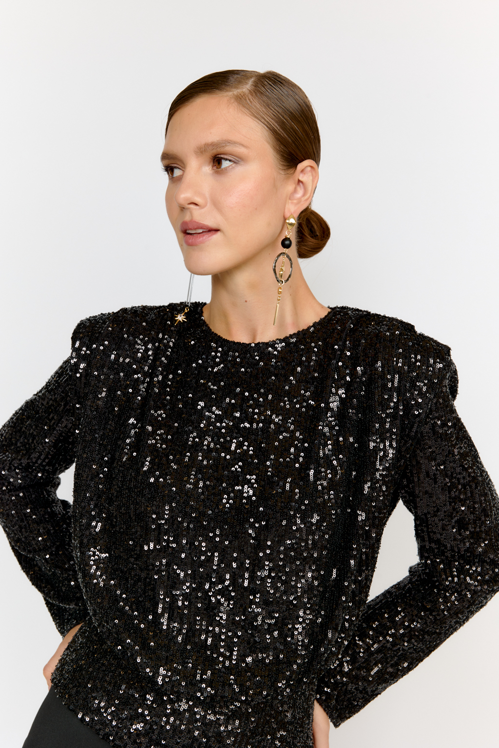 Праздничная блуза с мелкими глянцевыми пайетками с расширенной линией плеч и приталенного силуэта. По линии талии кокетка с застежкой сзади на потайные пуговицы. Ткани из полиэстера практичен в уходе, держат форму и устойчивы к сминанию. Преимущества ткани: умеренно блестящая, привлекающая  внимание ткань, для создания  эффектных образов. Пайетки придают изделиям уникальный блеск и сияние, делая их запоминающимися и праздничными.  Основа  - мягкая пластичная сетка, что делает изделие комфортным.