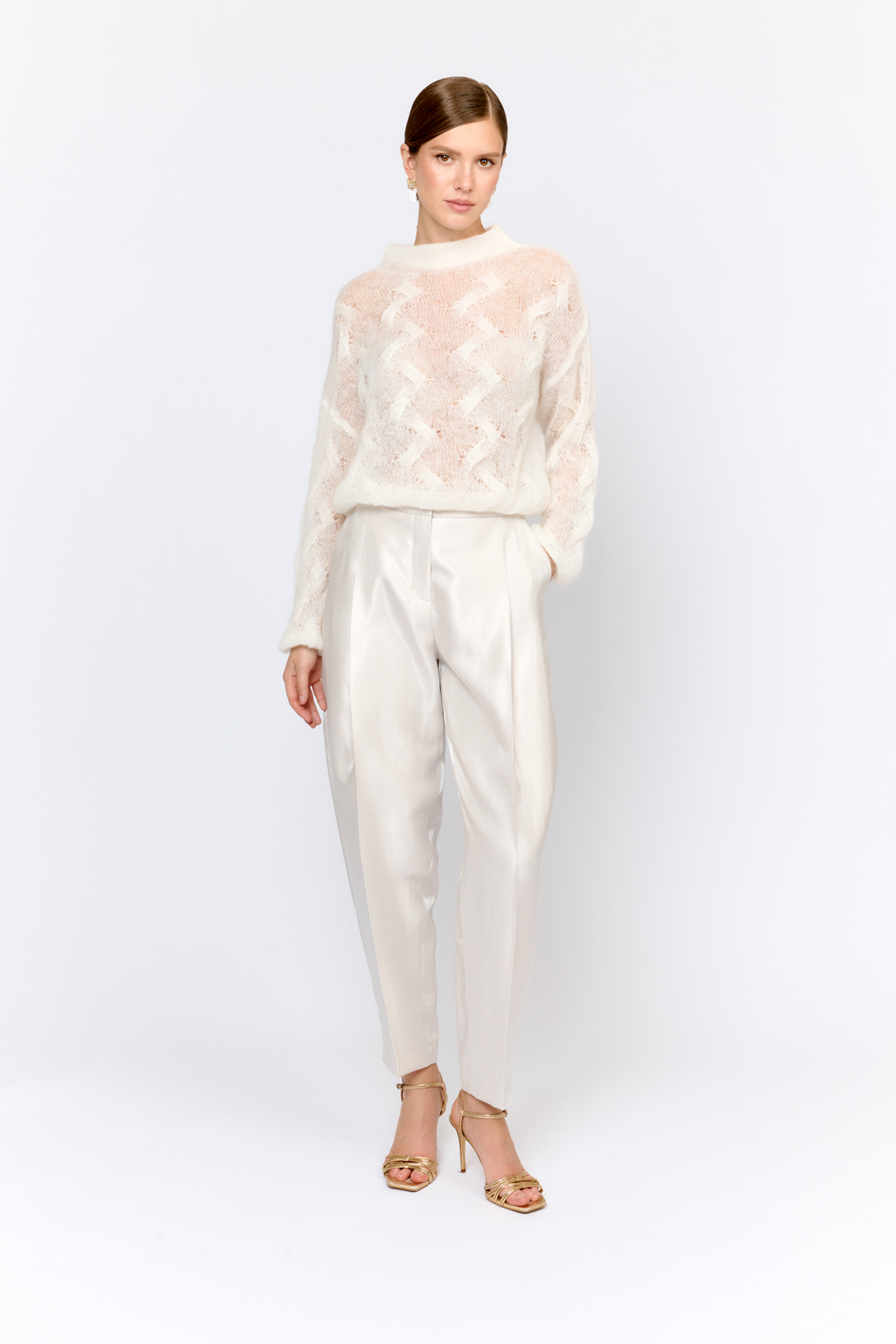 Джемпер со спущенным плечом, длинным рукавом, круглой горловиной  из пряжи с шерстью и мохером в составе. Легкий, как облако, с воздушной ажурной вязкой. Теплый и нарядный. Ярко выраженная фактура материала делает модель уникальной. Этот джемпер удачно дополнит поясные изделия из тканей с легким блеском или пайетками.