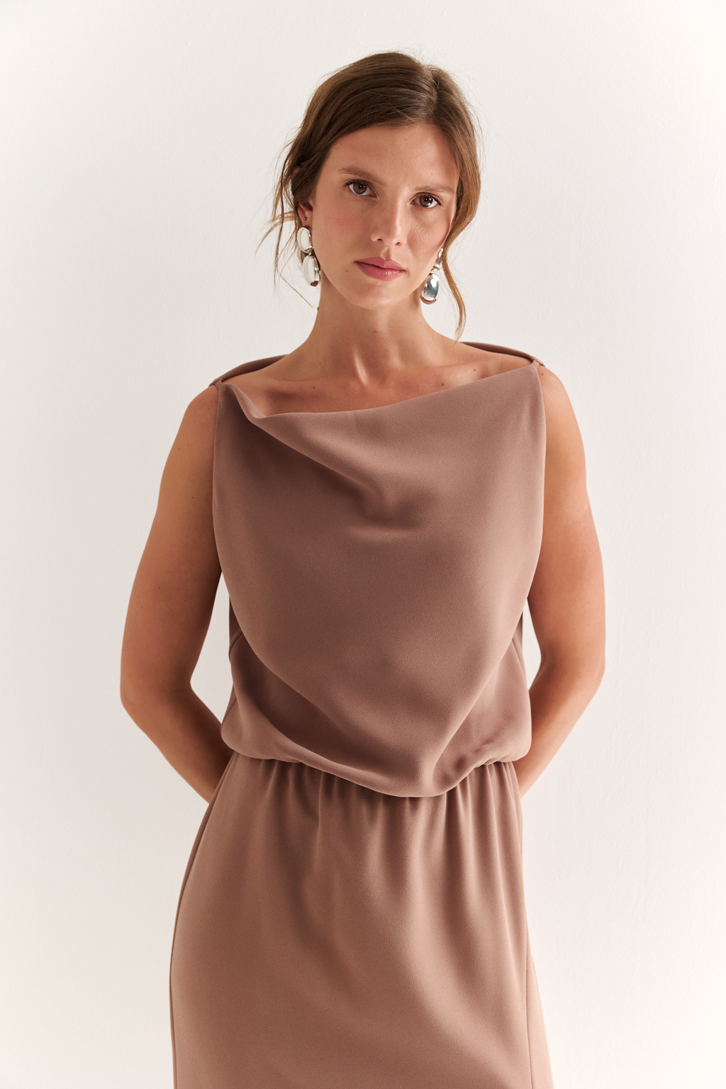 Минималистичное платье без рукавов: современная лаконичность

Чистые линии и прямой силуэт делают это платье воплощением минимализма в его утончённой форме. Деталь "качель" на вырезе добавляет образу выразительности и функциональности, позволяя легко менять настроение — от делового до расслабленного.

Мягкая ткань подчёркивает архитектуру кроя и обеспечивает комфорт в движении. Элегантная длина макси придаёт модели статусность и женственность.

Современная база для тех, кто ценит утончённую простоту.