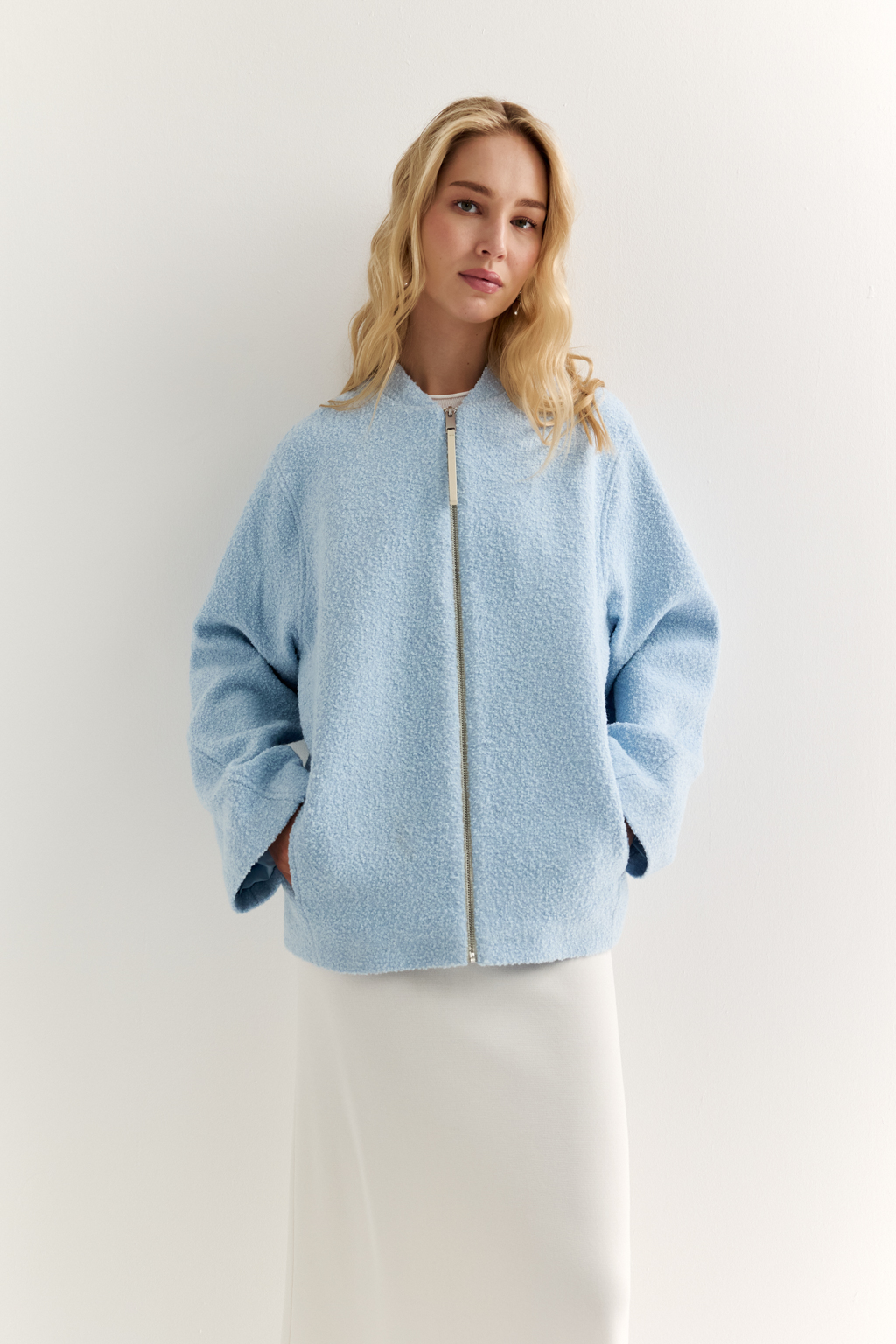 Куртка оверсайз силуэта длиной до бедер с застежкой на молнию