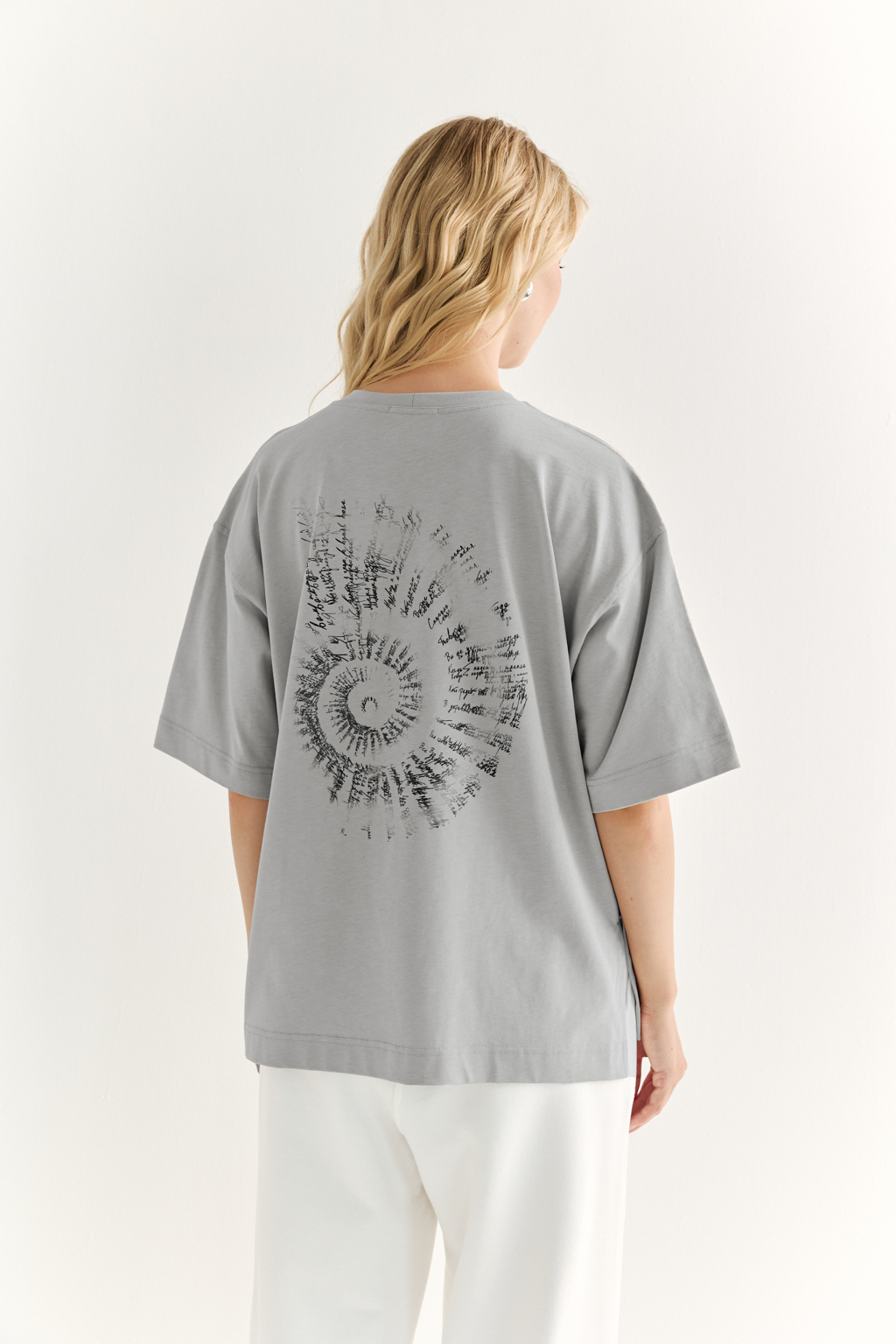 Футболка оверсайз силуэта с короткими рукавами