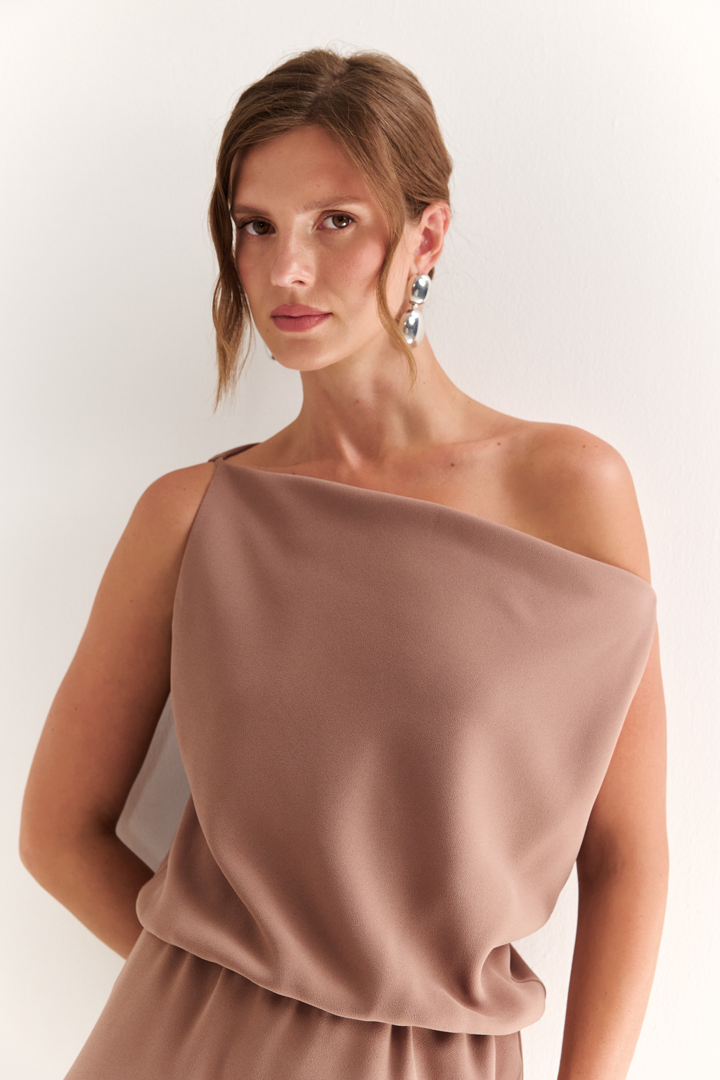 Минималистичное платье без рукавов: современная лаконичность

Чистые линии и прямой силуэт делают это платье воплощением минимализма в его утончённой форме. Деталь "качель" на вырезе добавляет образу выразительности и функциональности, позволяя легко менять настроение — от делового до расслабленного.

Мягкая ткань подчёркивает архитектуру кроя и обеспечивает комфорт в движении. Элегантная длина макси придаёт модели статусность и женственность.

Современная база для тех, кто ценит утончённую простоту.