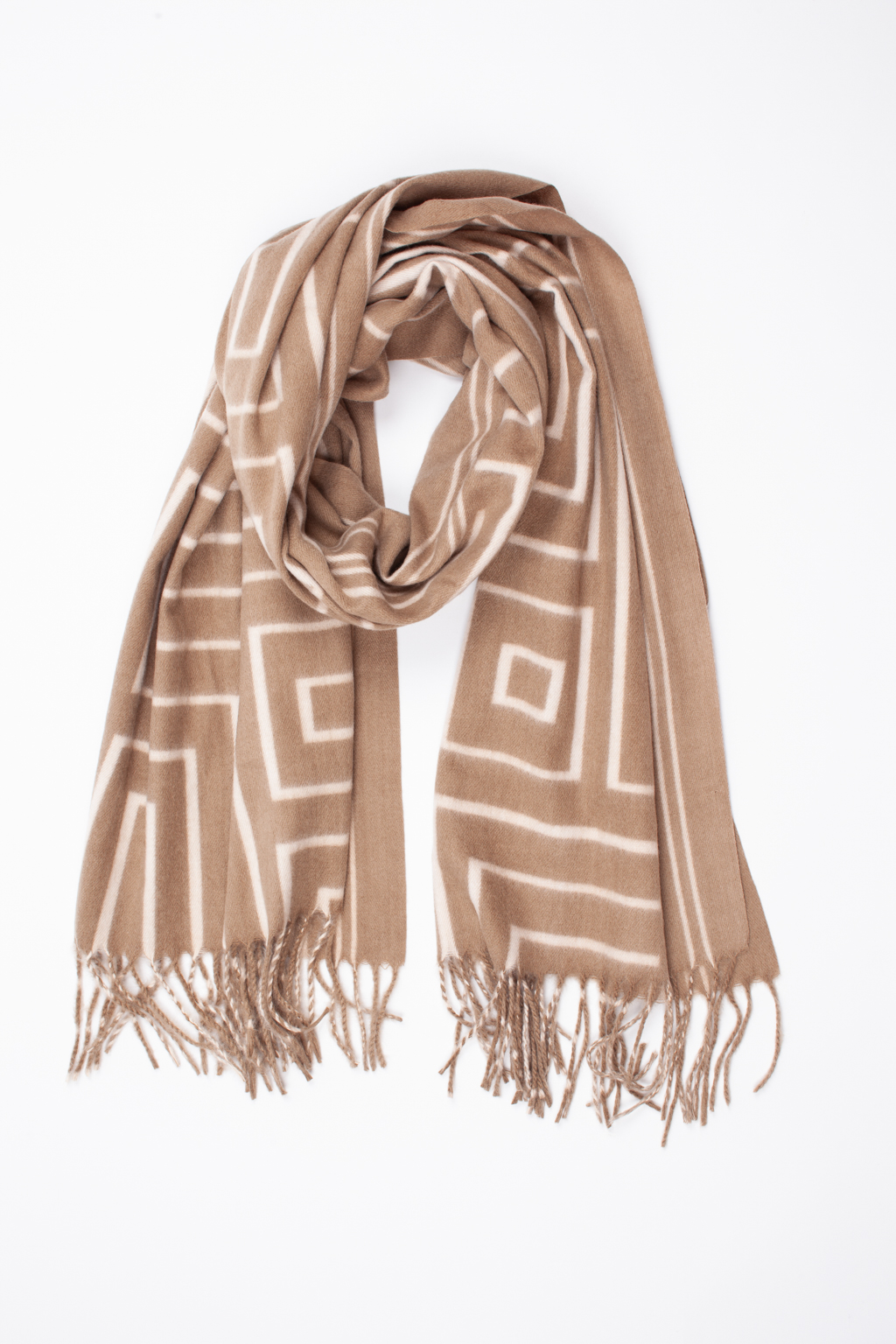 Палантин с геометрическим принтом изготовлен из практичной и приятной на ощупь 100 % вискозы. Изделие согреет в прохладную погоду, защитит от ветра голову и шею, с легкостью адаптируясь к различным комплектам для межсезонья.