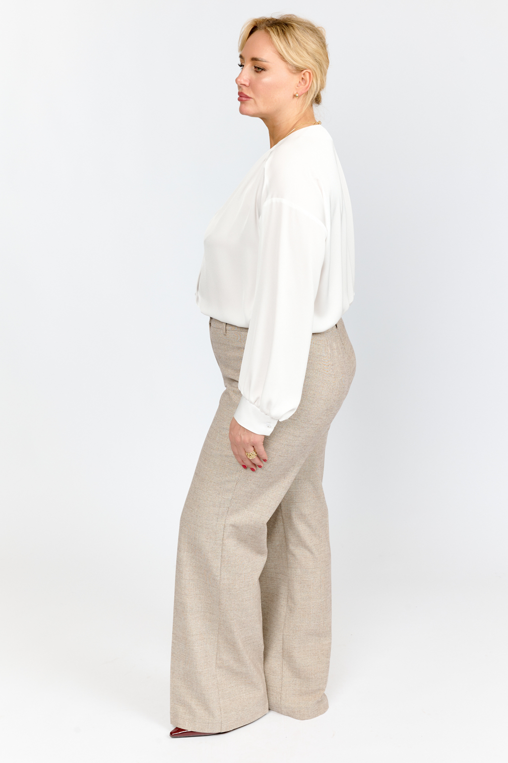 Блуза из крепа свободного силуэта со спущенным рукавом и сборкой в плечевом шве. Застежка на пуговицах. Рукав свободный полной длины на манжете.