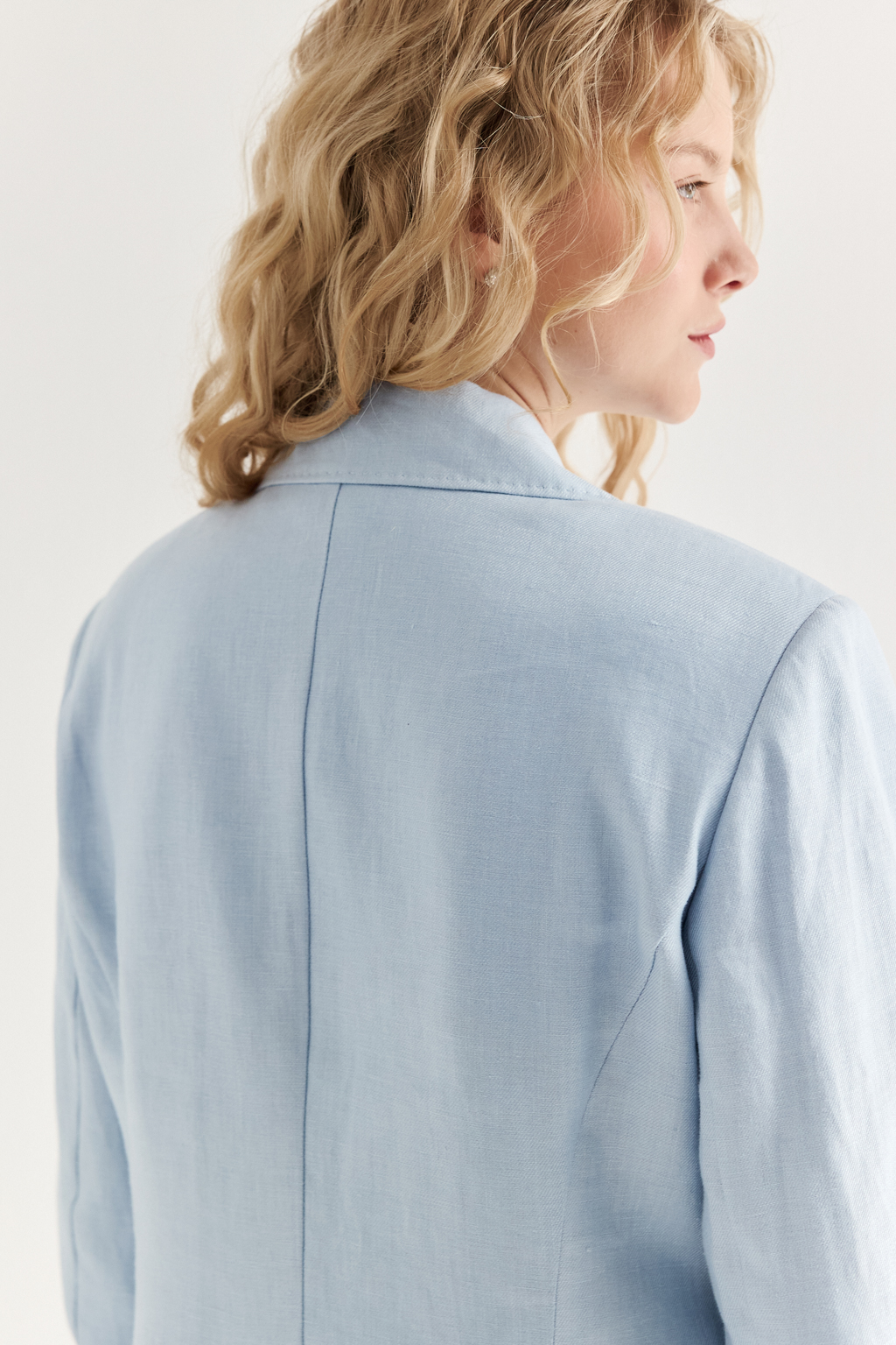 Представляем жакет из льняного твила с эффектом air wash, выполненный в изысканном акватически голубом цвете. Этот жакет из стопроцентного тактильного льна воплощает главные тенденции сезона – расслабленность и утонченную элегантность, объединяя их в концепции нового комфорта. Жакет отличается полуприлегающим свободным силуэтом, дарящим ощущение мягкости и комфорта. Внимание к каждой детали проявляется в отделке швов лацкана, воротника и борта имитацией «ручного стежка, сложной и проработанной до мелочей окантовкой внутренних швов и частичной подкладки. Клапаны украшают входы в карманы-рамки, а изящный абрис воротника и лацкана, частичная подкладка и шлица на спинке, в сочетании с акцентом на талии, превращают этот жакет в абсолютный must-have сезона. Универсальный стиль данного жакета позволяет создавать бесчисленное количество образов.