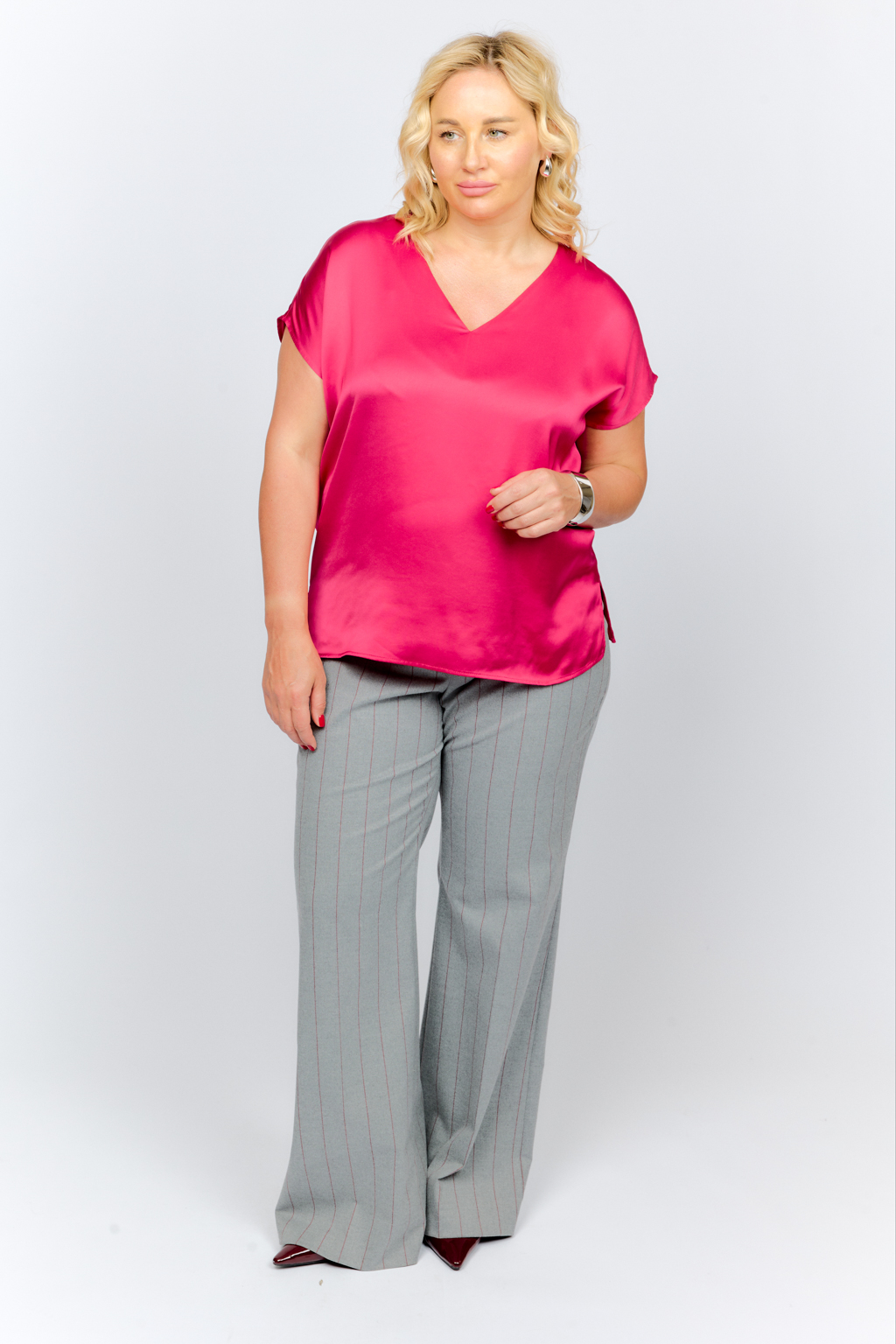 Блуза с V-образным вырезом прямого силуэта со спущенным рукавом короткой длины.