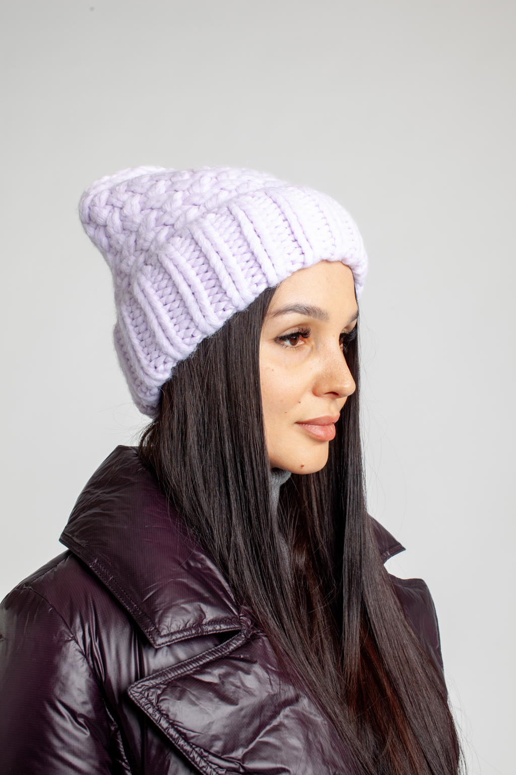 Шапка женская крупной вязки с отворотом. Является совершенным аксессуаром для утепления в осенний и зимний сезон.
