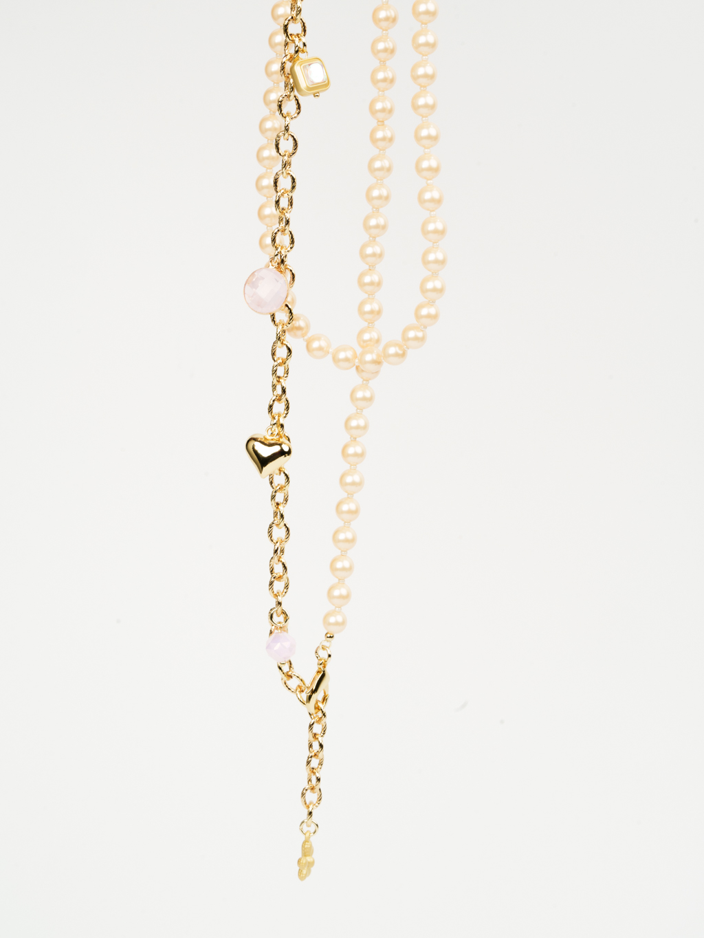 Колье-трансформер на тело для создания стильных образов. Цепочка золотого цвета с элементами из ювелирного стекла дополнена бусинами из майорки. Длина позволяет выбрать актуальный вариант использования: бодичейн, пояс, колье, колье-чокер. Фурнитура изготовлена из гипоаллергенного сплава со стойким гальваническим покрытием. Вес 92 гр. длина 123 см