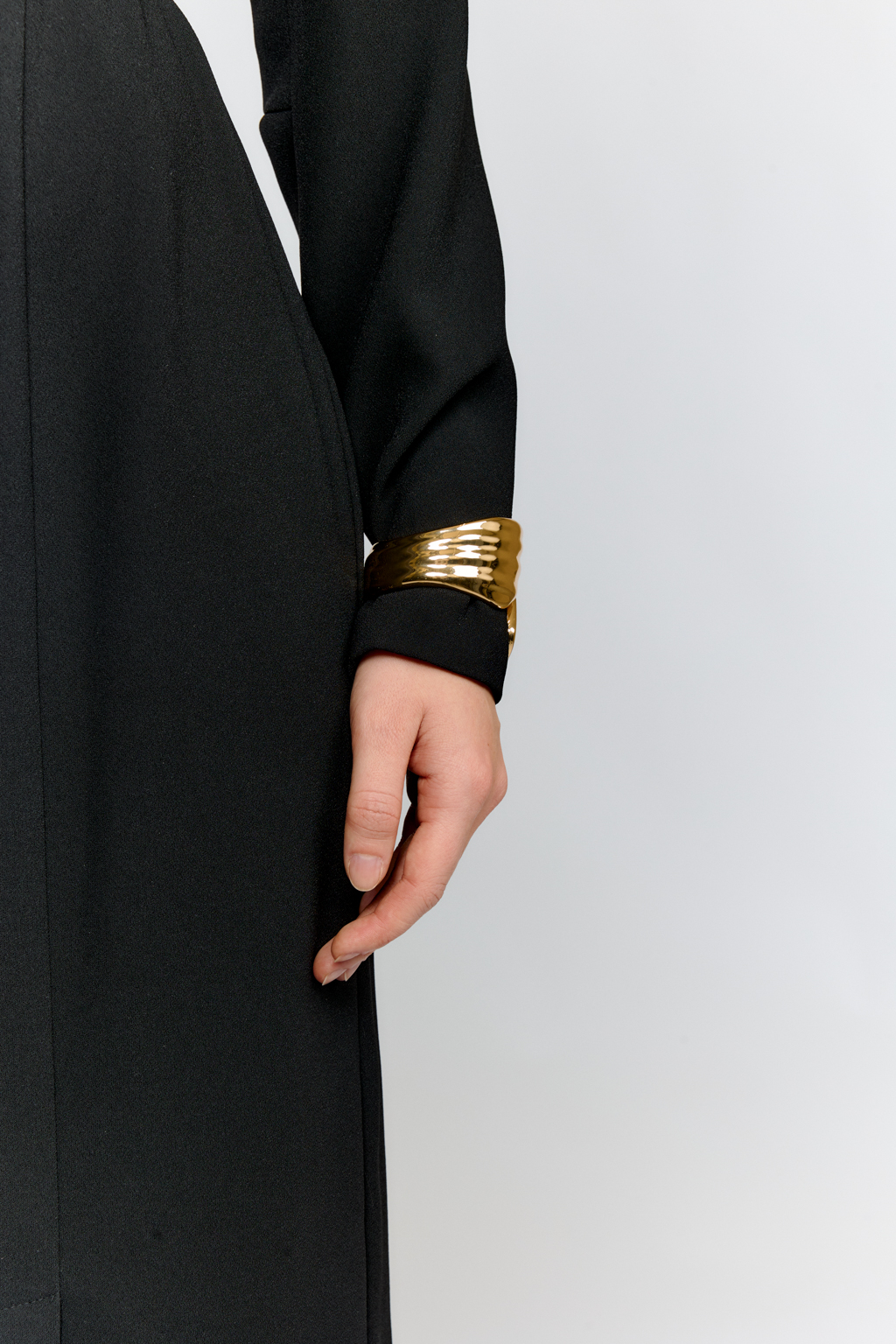 Изящный дизайнерский браслет выполнен из гипоаллергенного бижутерного сплава с гальваническим покрытием.