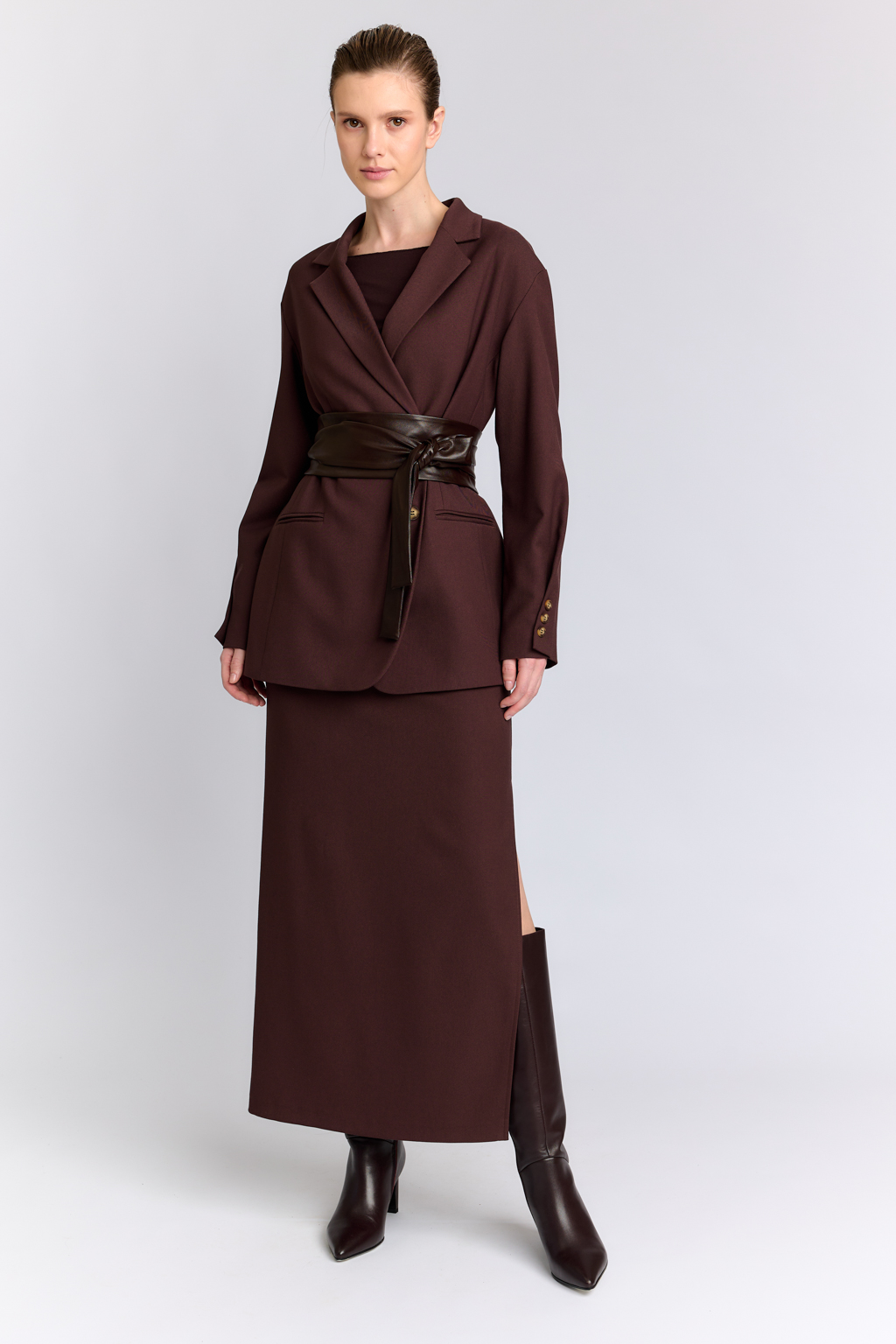 Юбка макси с разрезом в диагональную выработку в цвете бургунди