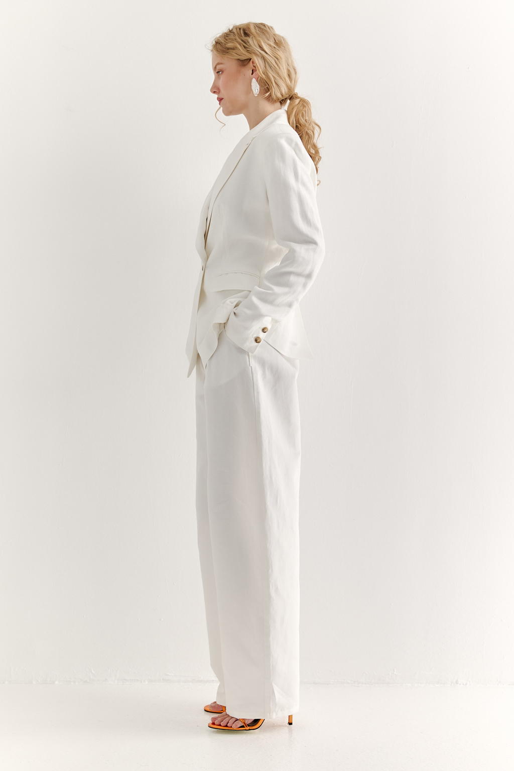 Джинсы свободного силуэта Barrel Leg – исключительное предложение этого сезона. Выполненные из хлопка и льна белого цвета, они расставляют безупречные акценты в образе, сочетая комфорт и стиль. Объемные в области бедер и чуть зауженные к низу.  Джинсы Barrel Leg с округлым силуэтом превосходно дополнят компактные трикотажные блузы, топы и льняные жакеты, создавая неповторимый образ. Одна из шлевок украшена изысканной 3D-вышивкой в виде литеры “S”-первой буквы названия бренда.