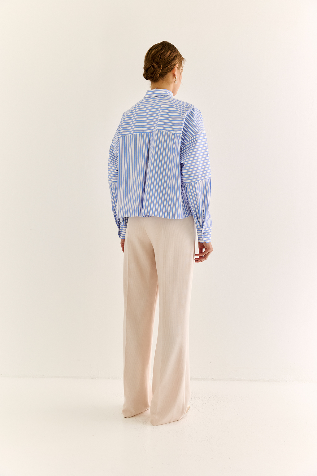 Oversize-рубашка: свобода в форме, точность в деталях
Эта укороченная oversize-рубашка — воплощение современного кроя и функционального стиля. Объёмные рукава с манжетами, акцентная застежка и выразительная спинка с декоративными элементами придают образу архитектурность и остроту. Маленький воротник и прямой крой делают модель универсальной — от smart casual до модного street style.
Носите как самостоятельную вещь или как верхний слой поверх топа и платья. Особенно эффектно сочетается с брюками-карго, юбкой на высокой талии или джинсами.
Для тех, кто выбирает стиль с воздухом