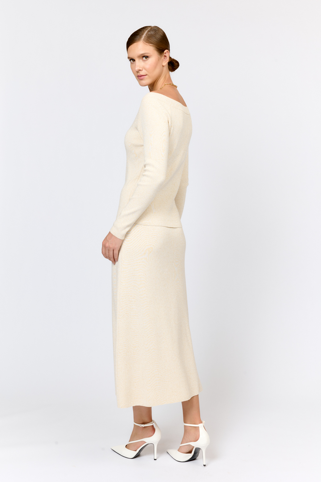 Джемпер прилегающего силуэта с V-образной горловиной, рукавом реглан. Элегантный силуэт с длиной выше бёдер и изящным вырезом подчёркивает женственность и создает безупречный образ.  Прилегающий крой и простота линий позволяют носить джемпер в качестве первого слоя под жакеты и жилеты.  Джемпер держит форму, не теряет своих качеств после чистки и обеспечивает максимальный комфорт в носке.