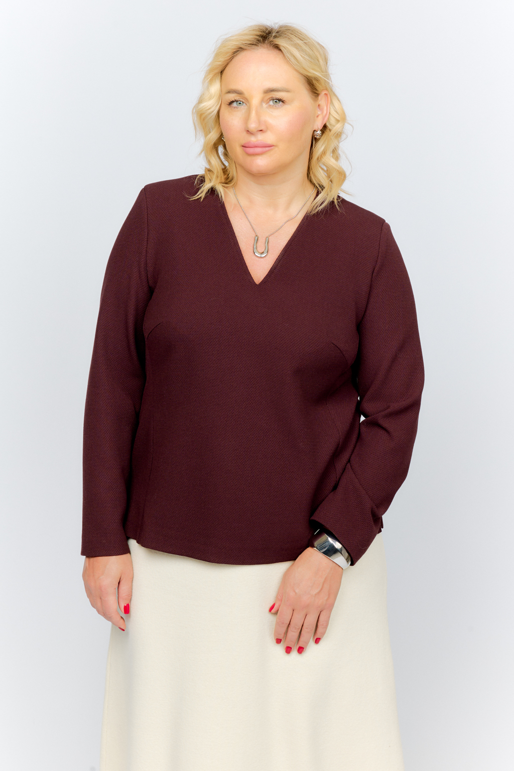 Блуза с V-образным вырезом прямого кроя и рукавом 7/8.
