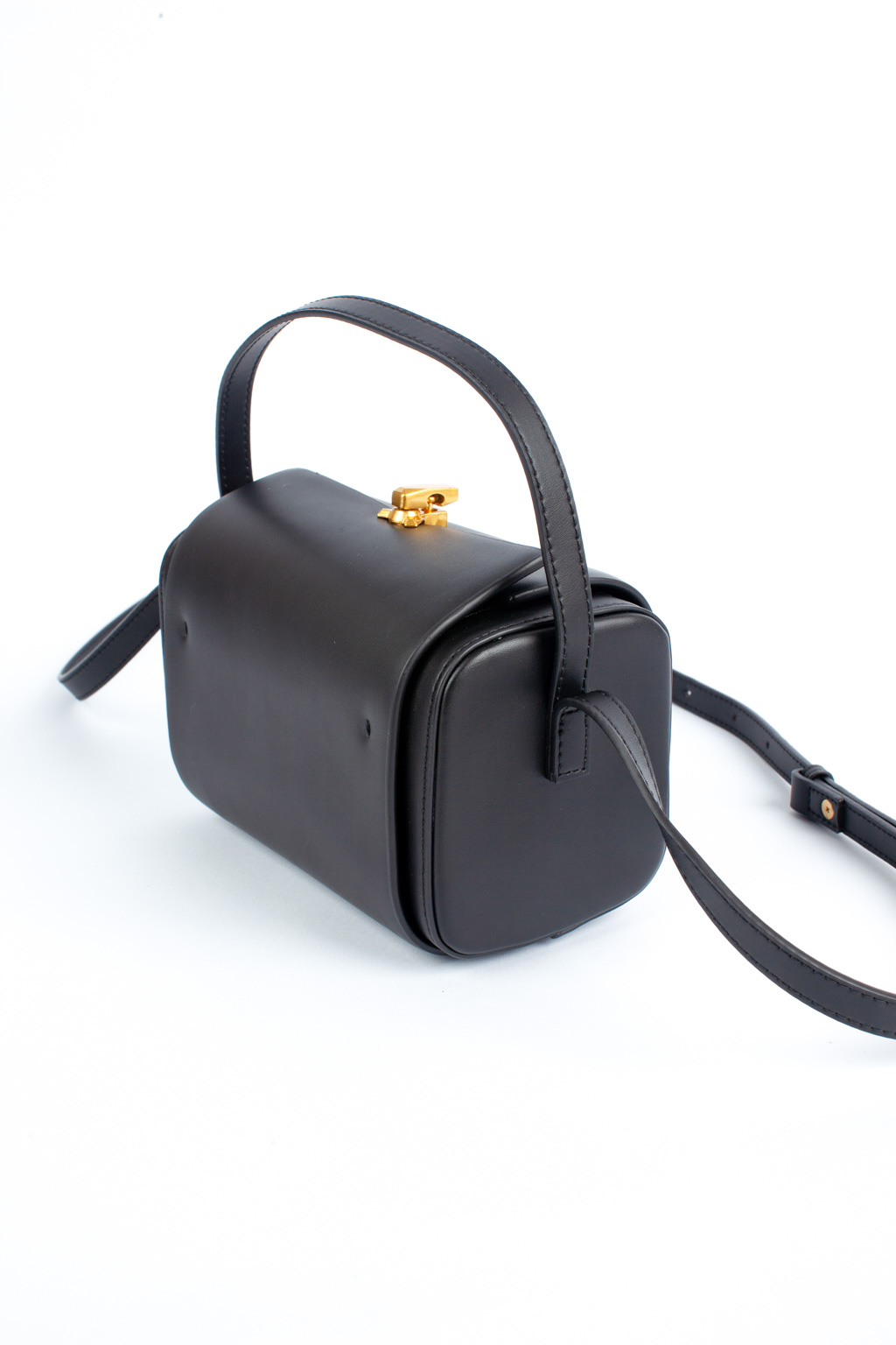 Дизайн этой кожаной сумки придает ей особый шарм и элегантность. Она имеет удобные регулируемые ремешки, которые позволяют настроить длину под Ваши предпочтения. Изготовленная из высококачественной натуральной кожи, эта женская сумочка обладает не только изысканным внешним видом, но и долговечностью. Она прекрасно держит форму, сочетается с любым образом,  подчеркивает Ваш стиль и индивидуальность. Размеры сумки: 18*10*11 см