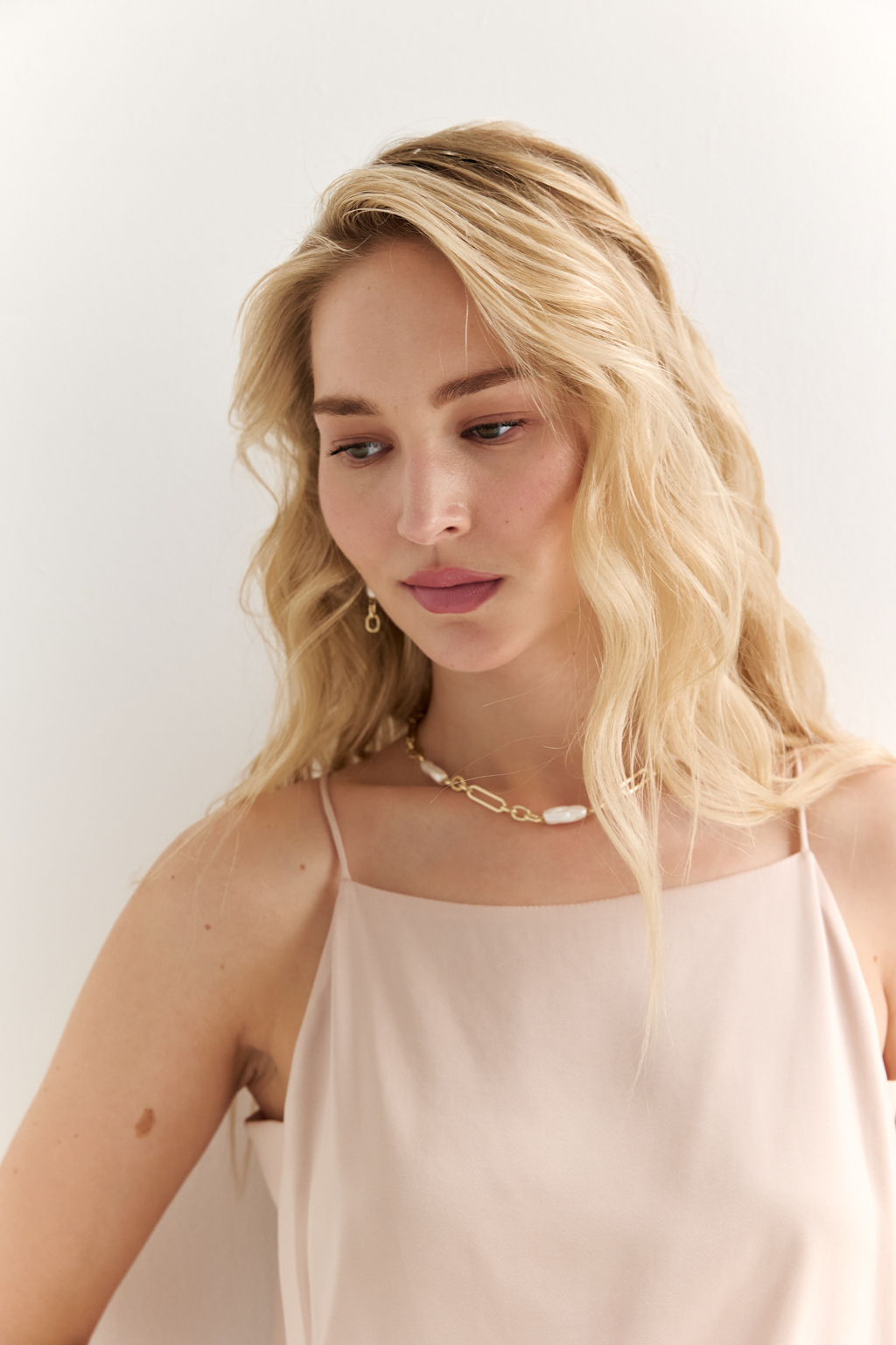 Топ на бретелях прямого силуэта с прямым вырезом горловины