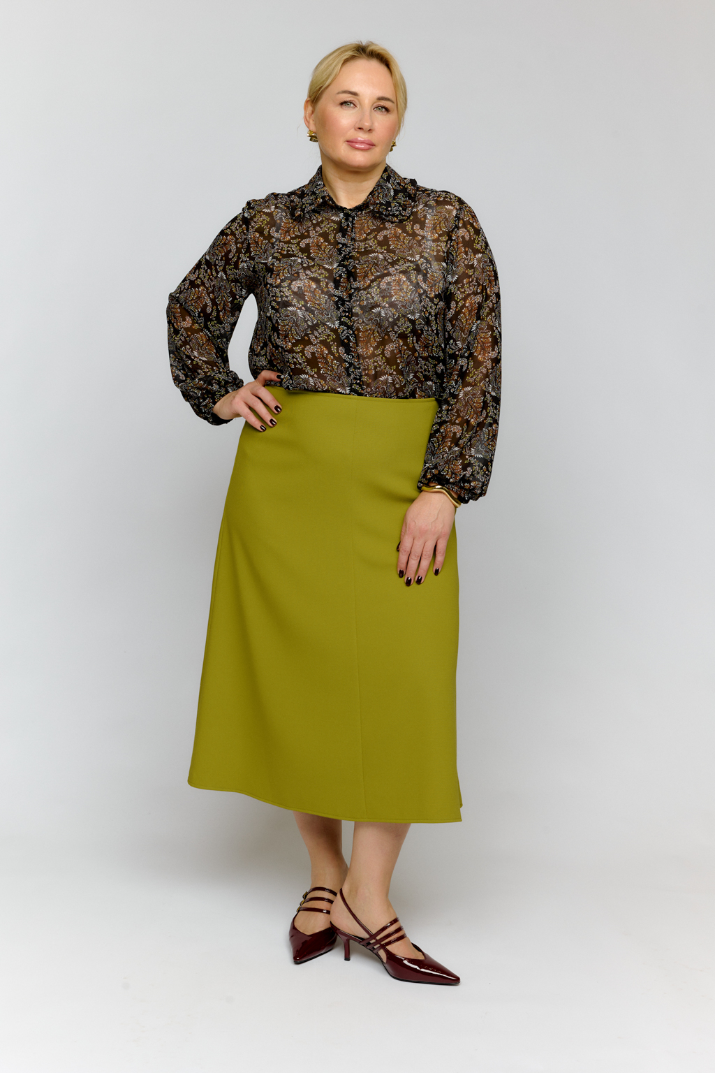 Юбка четырехклинка силуэта рыбки длины миди. Зстежка на молнию.