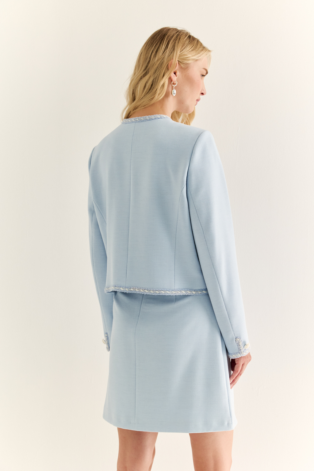 Мини-юбка: базовая вещь с максимальным потенциалом
Мини-юбка лаконичного кроя — это чистый холст для вашего стиля. Посадка на талии, чёткие вытачки и гладкий пояс обеспечивают идеальную посадку и подчёркивают силуэт. Застёжка сзади сохраняет чистоту линии спереди, делая образ особенно аккуратным и минималистичным.
Идеальна для сочетания с жакетом в стиле Chanel, объёмными рубашками или базовыми футболками. Носите с каблуками или грубыми ботинками — в зависимости от настроения.
Минимализм, который работает на вас.