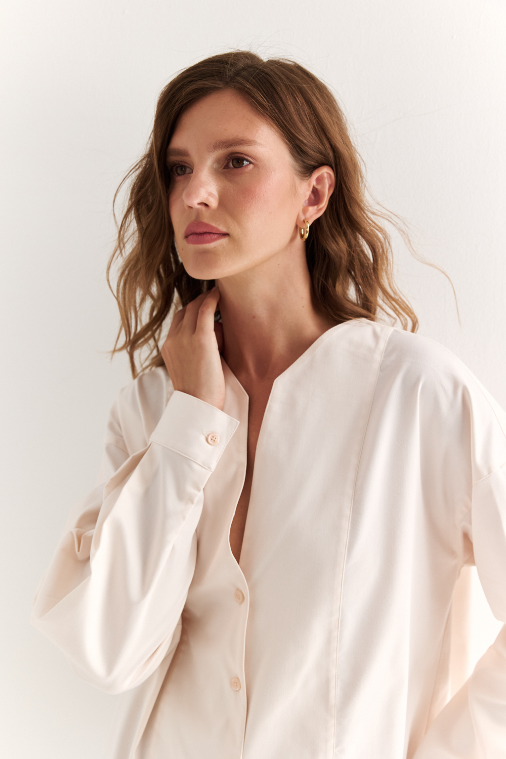 Блуза с V-вырезом: нежность в современном ритме. Эта блуза сочетает в себе деликатность форм и продуманную простоту. Глубокий V-образный вырез визуально вытягивает силуэт, а мягкие линии кокетки и рукавов добавляют романтичности. Объёмные рукава с манжетами и аккуратная застёжка на пуговицы завершают образ с лёгкой винтажной ноткой. Идеально смотрится в паре с юбками на высокой талии, широкими брюками или под жилет. Благодаря универсальному дизайну легко вписывается как в деловой, так и в вечерний гардероб. Лёгкость, которая подчёркивает внутреннюю силу.