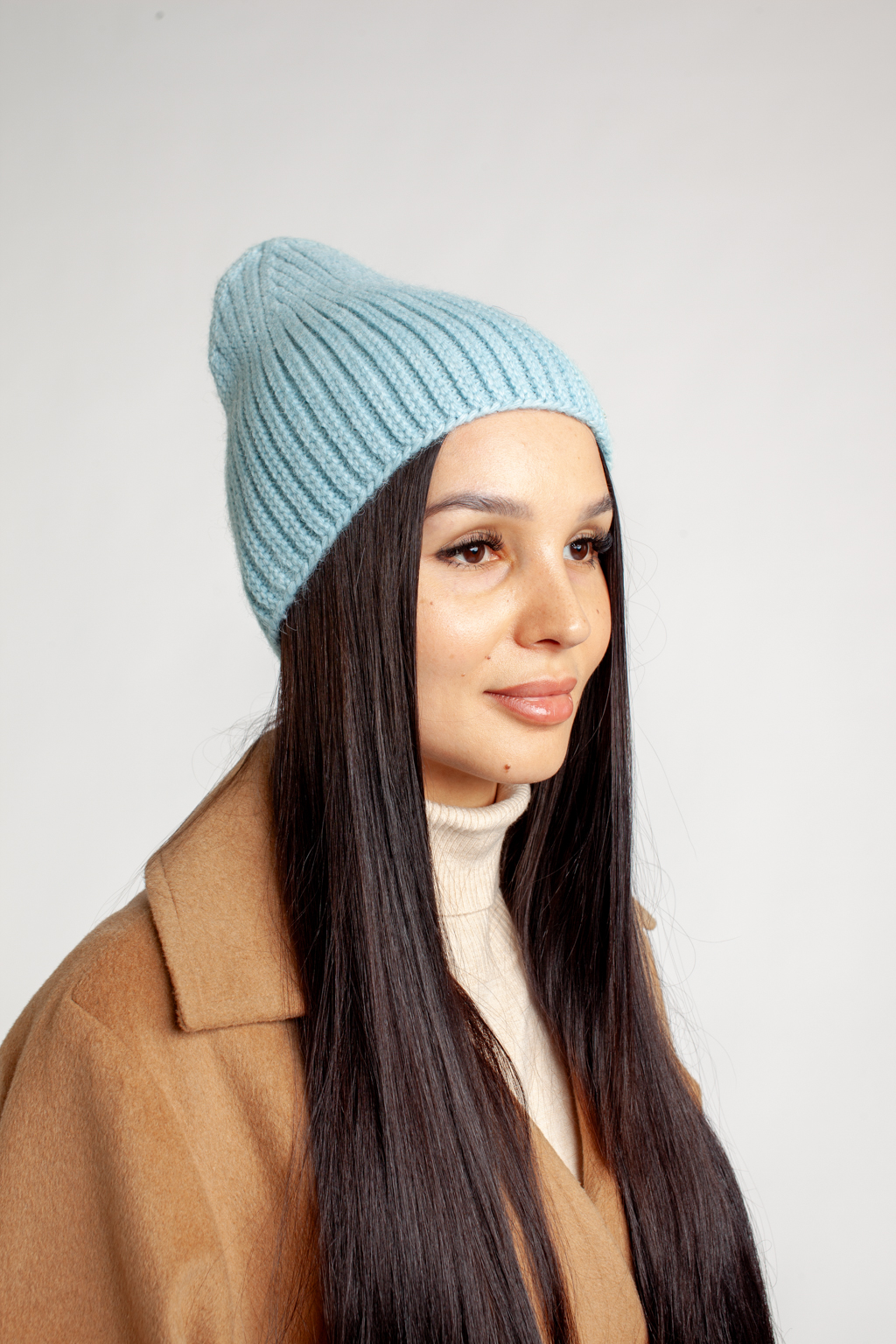 Шапка женская без отворота. Теплый и стильный головной убор для утепления в осенний и зимний сезон.