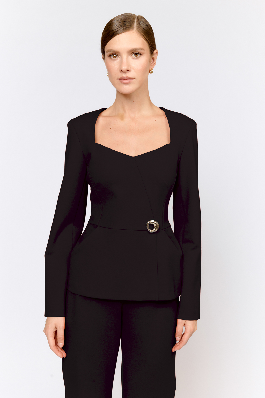 Жакет женственного приталенного силуэта с изящным фигурным вырезом горловины, малого объёма, прилегающего силуэта. Ниже линии талии баска со складками, придающими -модели эффект "тюльпан". Застегивается на потайную молнию на спинке. Выполнен из плотной трикотажной ткани с высокой эластичностью с содержанием вискозы. Вискоза делает ткань приятной к телу, обеспечивает воздухопроницаемость и пластичность. Нейлон  обеспечивает  износостойкость и стабильность насыщенного цвета.  Преимущества ткани: ткань хорошо держит форму, мягко облегая фигуру.  Не сминается, не требует особого ухода. Позволяет коже "дышать".  Трикотажный жакет сможет стать альтернативным решением классическому в гардеробе. Классический черный цвет позволит легко комбинировать с другими изделиями: брюками, юбками, денимом.