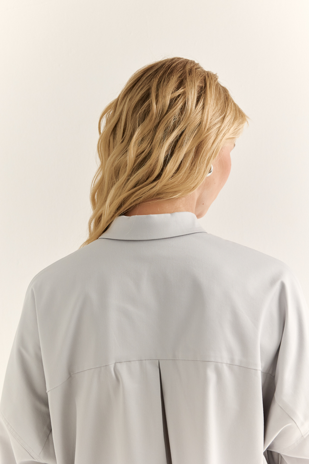 Oversize-рубашка: свобода в форме, точность в деталях

Эта укороченная oversize-рубашка — воплощение современного кроя и функционального стиля. Объёмные рукава с манжетами, акцентная застежка и выразительная спинка с декоративными элементами придают образу архитектурность и остроту. Маленький воротник и прямой  крой делают модель универсальной — от smart casual до модного street style.

Носите как самостоятельную вещь или как верхний слой поверх топа и платья. Особенно эффектно сочетается с брюками-карго, юбкой на высокой талии или джинсами.

Для тех, кто выбирает стиль с воздухом