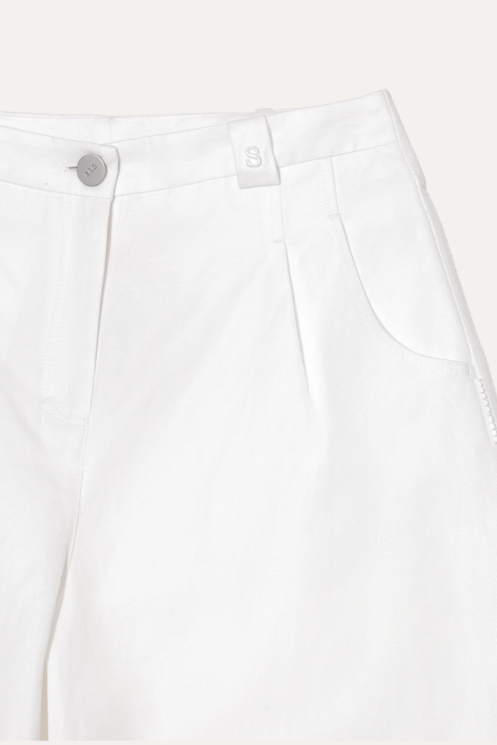 Джинсы свободного силуэта Barrel Leg – исключительное предложение этого сезона. Выполненные из хлопка и льна белого цвета, они расставляют безупречные акценты в образе, сочетая комфорт и стиль. Объемные в области бедер и чуть зауженные к низу.  Джинсы Barrel Leg с округлым силуэтом превосходно дополнят компактные трикотажные блузы, топы и льняные жакеты, создавая неповторимый образ. Одна из шлевок украшена изысканной 3D-вышивкой в виде литеры “S”-первой буквы названия бренда.