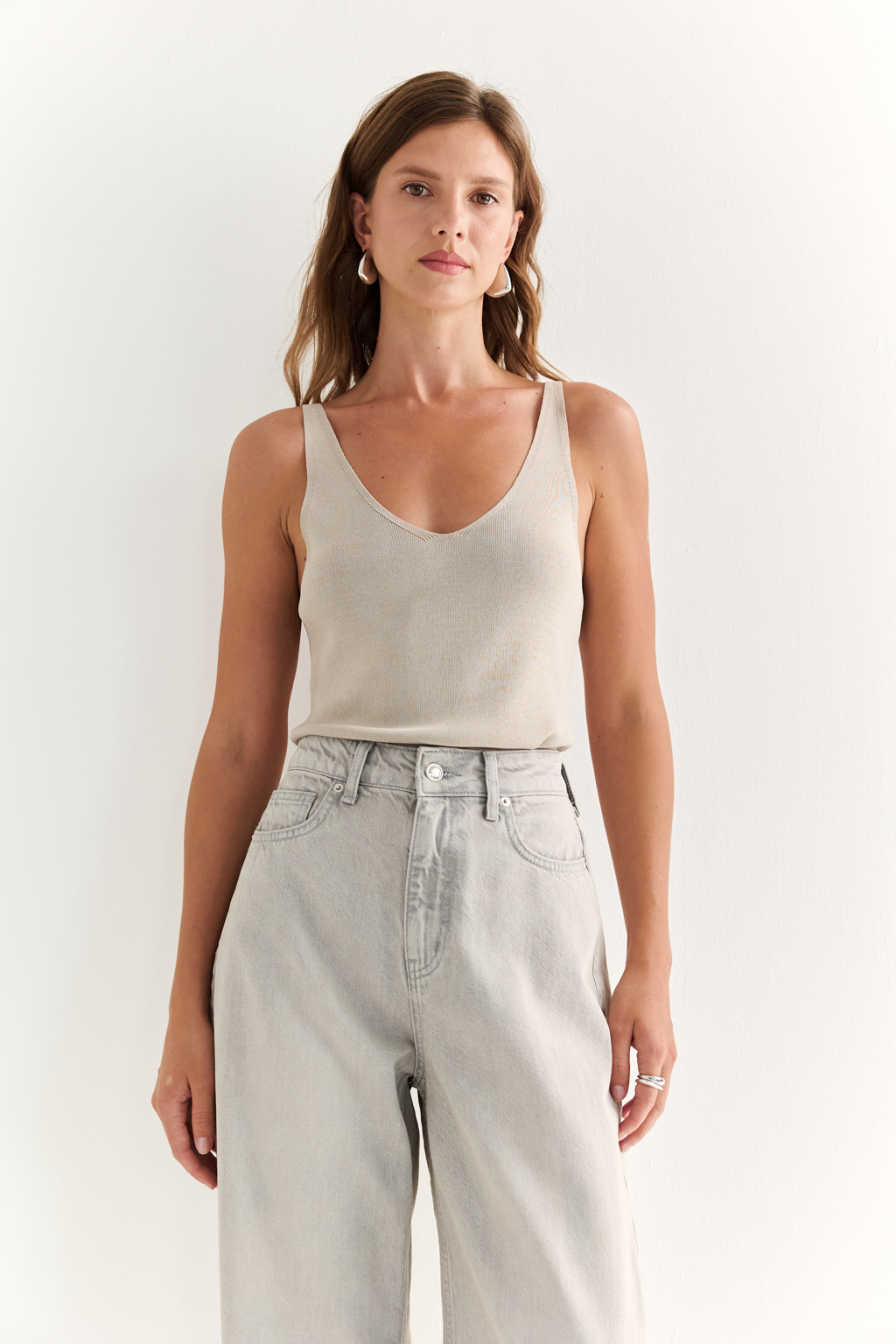 Прямые джинсы светло-голубого цвета с трендовым эффектом. Универсальная модель сочетается как со строгими жакетами, так и свободными футболками и трикотажем.