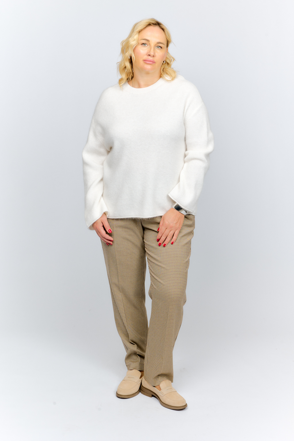 Джемпер прямого кроя с круглым вырезом и рукавом полной длины.