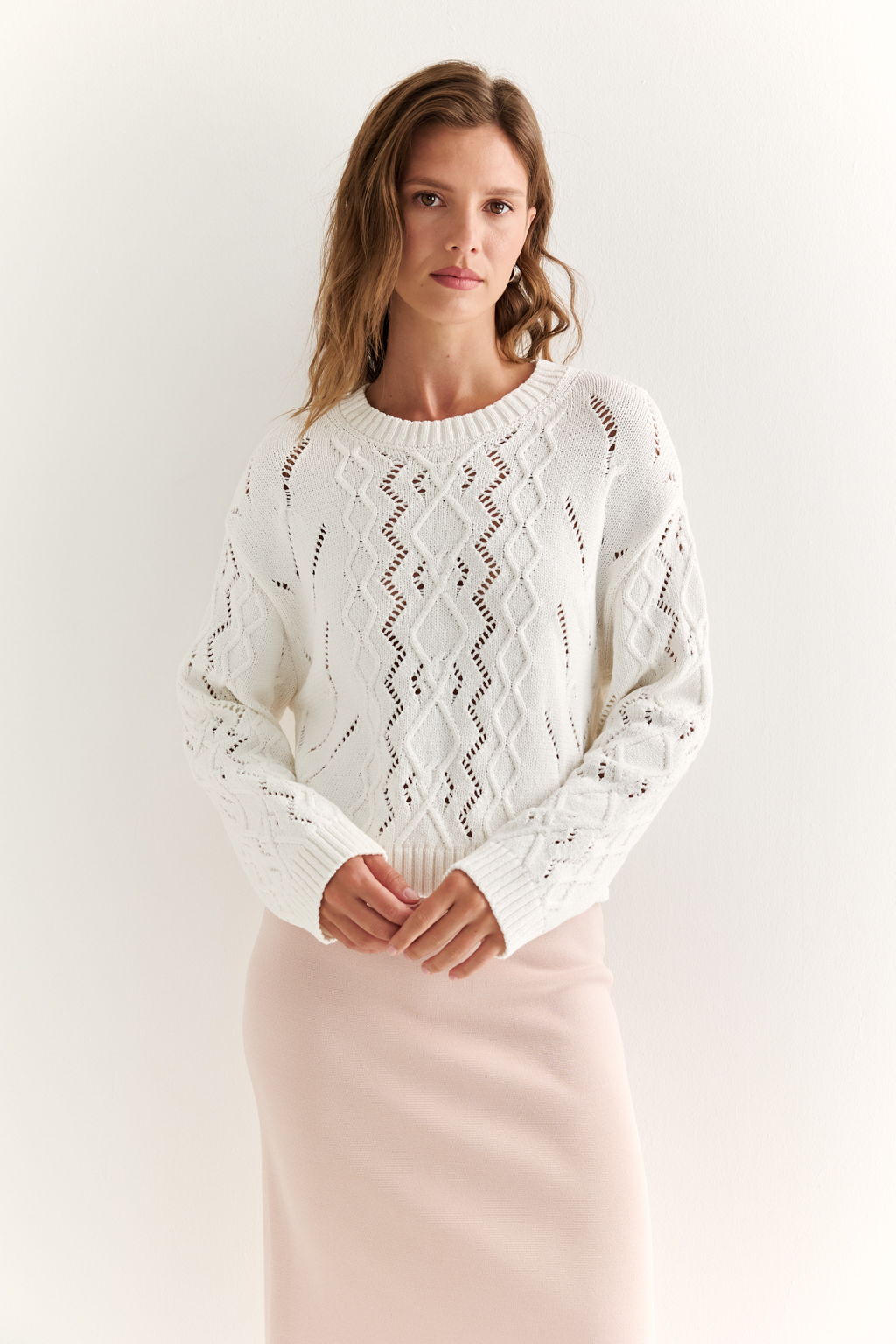 Джемпер оверсайз силуэта со спущенным плечом и рукавом полной длины.