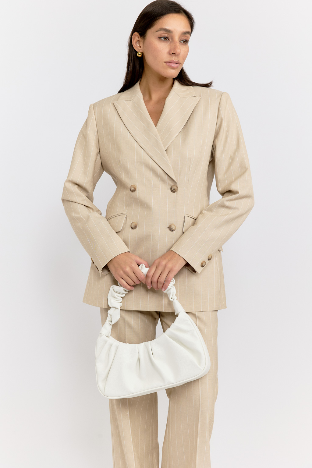 Компактная сумка на плечо из премиальной экокожи. Является не только практичной вещью в гардеробе, но и отличается своей оригинальностью. Ее форма полукруга, иногда называемая сумкой-луной, позволит выделиться из толпы и придать Вашему образу неповторимый шарм. Основное отделение закрывается на металлическую кнопку. Размеры: длина 31, высота 13, глубина 7 Ширина 32см