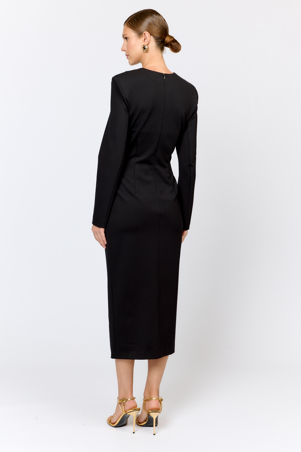 Платье для элегантных образов идеально впишется как в праздничный, так и в будничный гардероб благодаря лаконичности, силуэту и длине. Модель приталенного кроя прилегающего силуэта с глубоким V-образным вырезом и декоративными клапанами создающим эффект баски. Выполнено из плотной трикотажной ткани с содержанием вискозы. Вискоза делает ткань приятной к телу, обеспечивает воздухопроницаемость и пластичность. Нейлон  обеспечивает  износостойкость и стабильность насыщенного цвета.  Преимущества ткани: ткань хорошо держит форму, мягко облегая фигуру.  Не сминается, не требует особого ухода.   Позволяет коже "дышать".