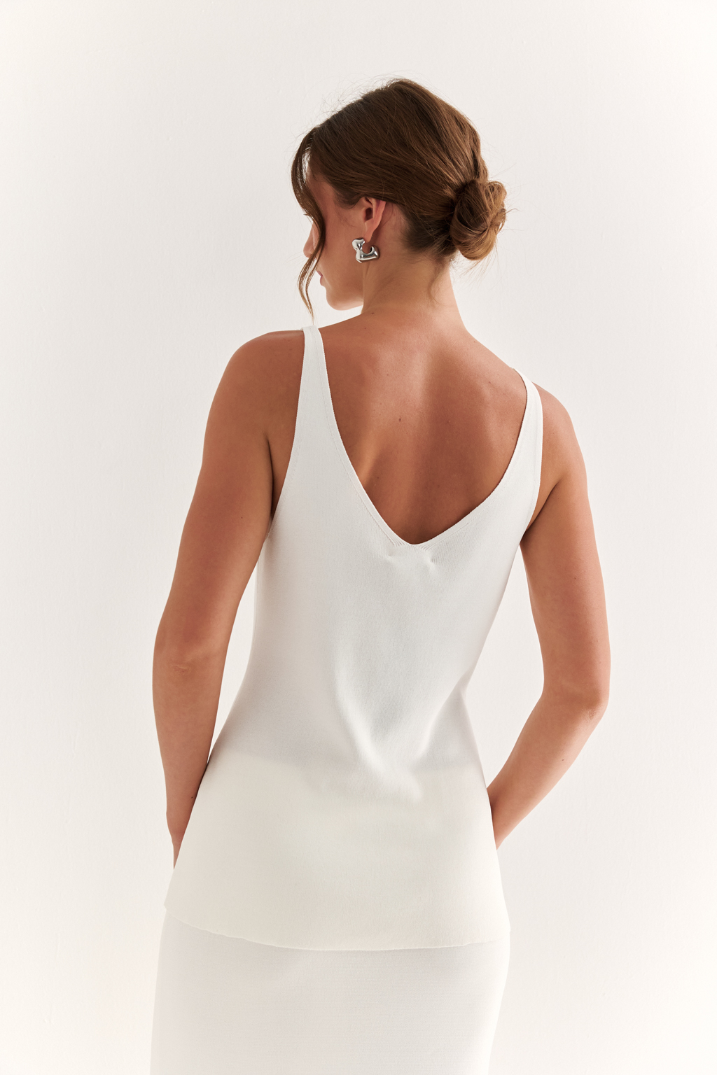 Топ с V-образным вырезом горловины.