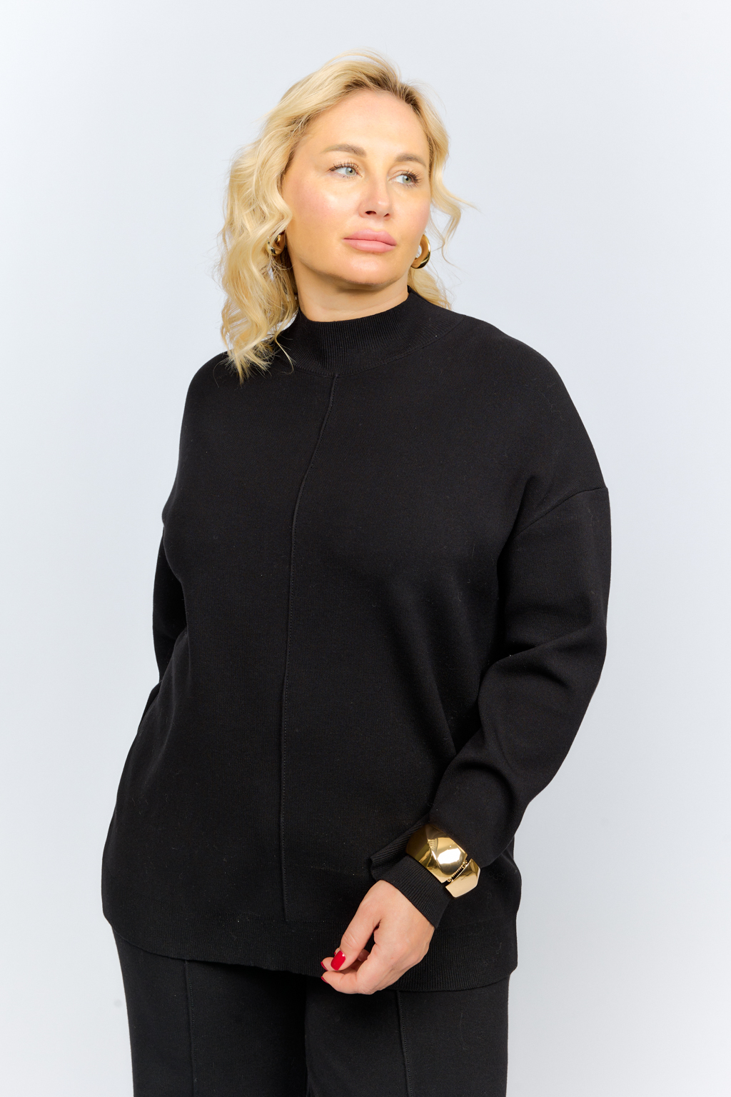 Джемпер прямого кроя с круглым вырезом и рукавом полной длины.