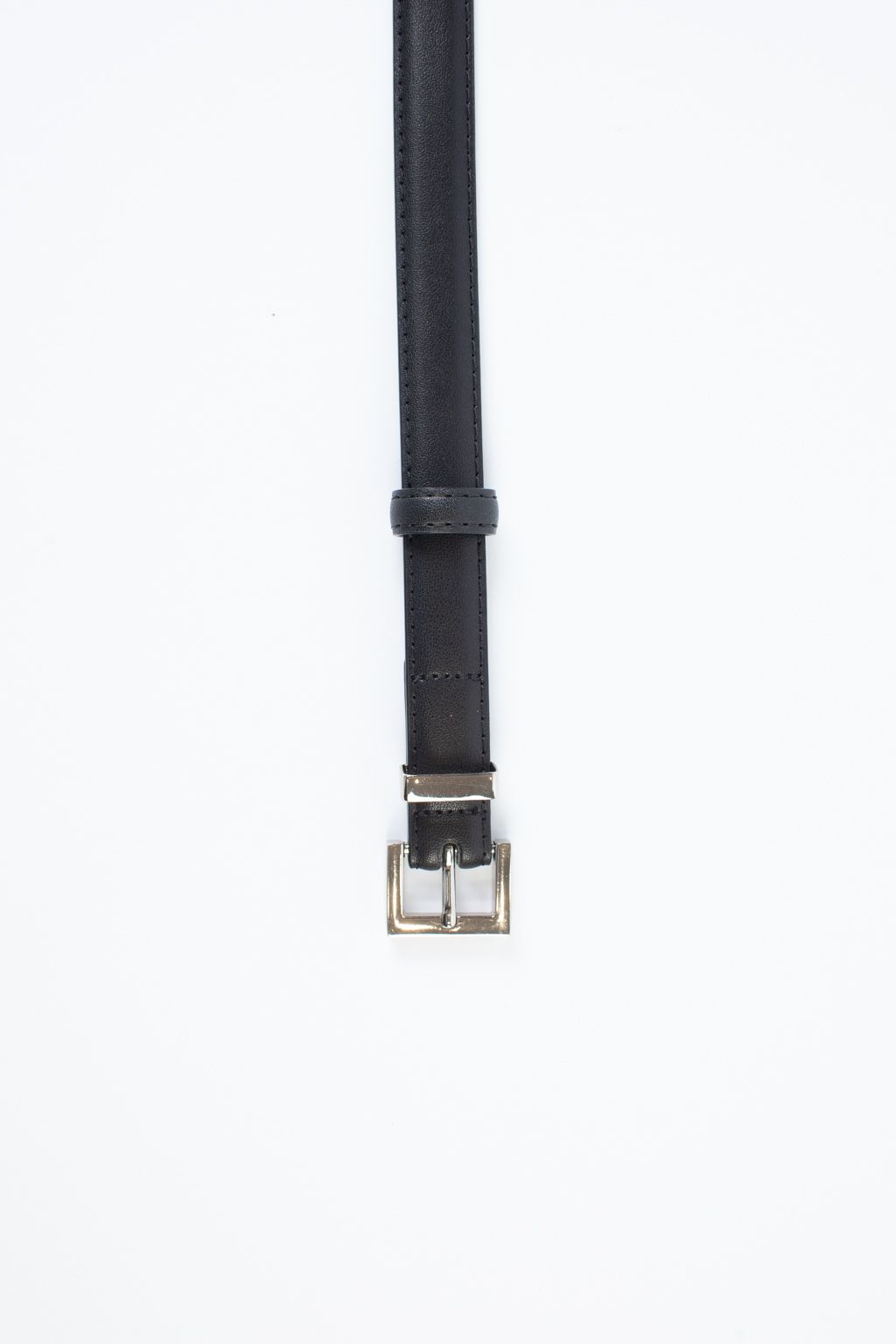 Ремень из натуральной кожи  с серебрянной пряжкой. Длина ремня 1,1 м, ширина 1,9 см.