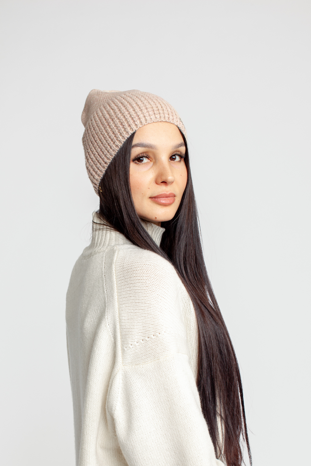 Шапка женская без отворота. Теплый и стильный головной убор для утепления в осенний и зимний сезон.