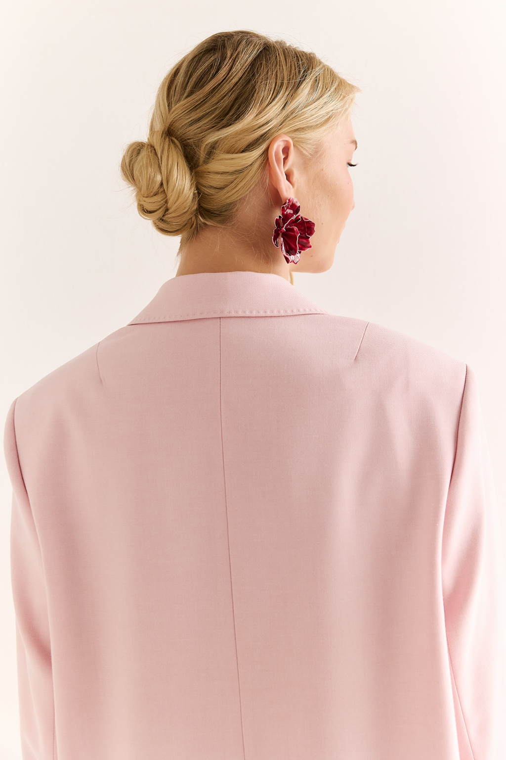 Классический жакет: фундамент уверенного образа. Жакет прямого силуэта с чёткой линией плеч — это безвременная классика, которая подчёркивает вкус и статус. Однобортная застёжка и лаконичные детали делают модель универсальной: она органично впишется как в деловой, так и в повседневный гардероб. Благодаря прямому силуэту и продуманной длине, жакет хорошо садится и визуально стройнит. Идеален в паре с брюками или даже с джинсами — для смелого контраста. Сила в простоте. Элегантность в каждой детали.