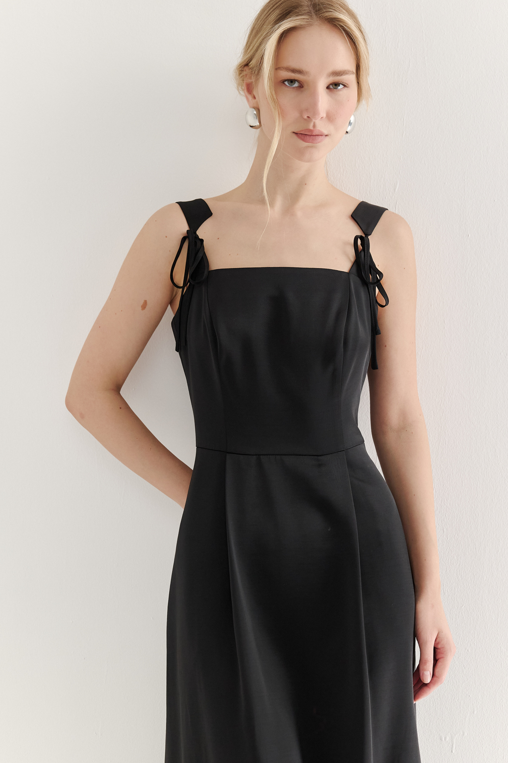 Базовые серьги выполнены из гипоаллергенного металла и имеют зеркальную поверхность и замок-гвоздик. Стильно дополнят любой образ. Фурнитура серебро.