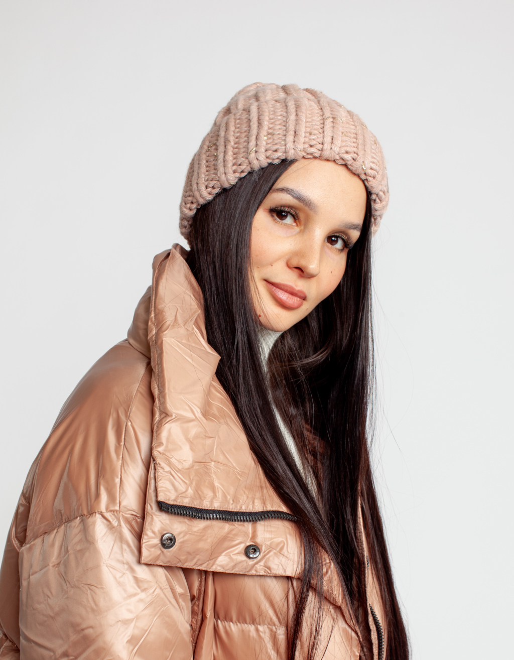 Шапка женская крупной вязки с отворотом.