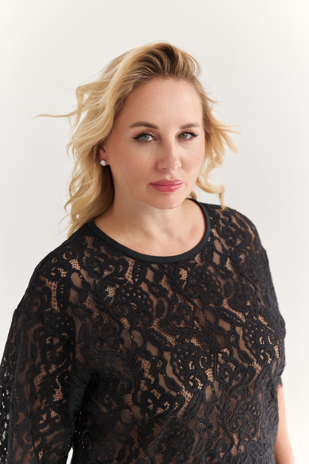 Блуза-футболка из трендового кружева с эффектом кордовой вышивки прямого свободного кроя. Рукав до логтя. Хлопок - натуральное волокно, обеспечивает комфорт при носке и воздухопроницаемость. Район делает ткань мягкой и тактильно приятной. Нейлон обеспечивает устойчивость к разрывам и истиранию; легкость и пластичность. Преимущества ткани: кружево премиального качества насыщенного черного цвета. Приятное к телу благодаря хлопку в составе.