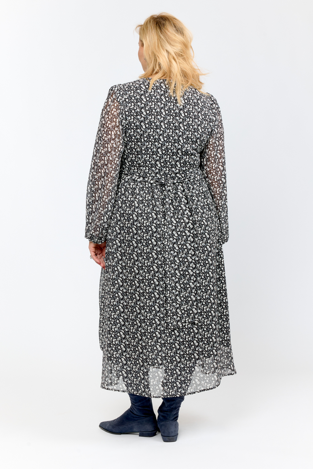 Платье романтичное с V-образным вырезом и коротким рукавом на резинке. Складки по линии горловины переходящие в сборки на талии. Застежка на молнию и пояс.