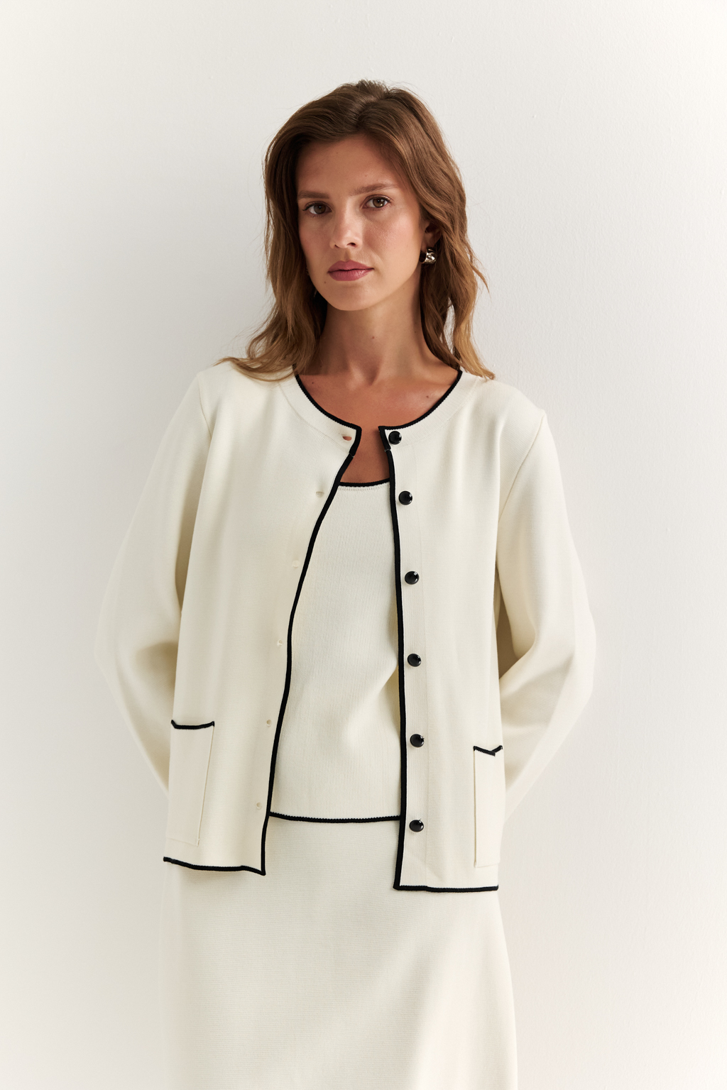 Жакет прямого силуэта длиной выше бедер с контрастной отделкой и застежкой на пуговицы. Рукав полной длины.
