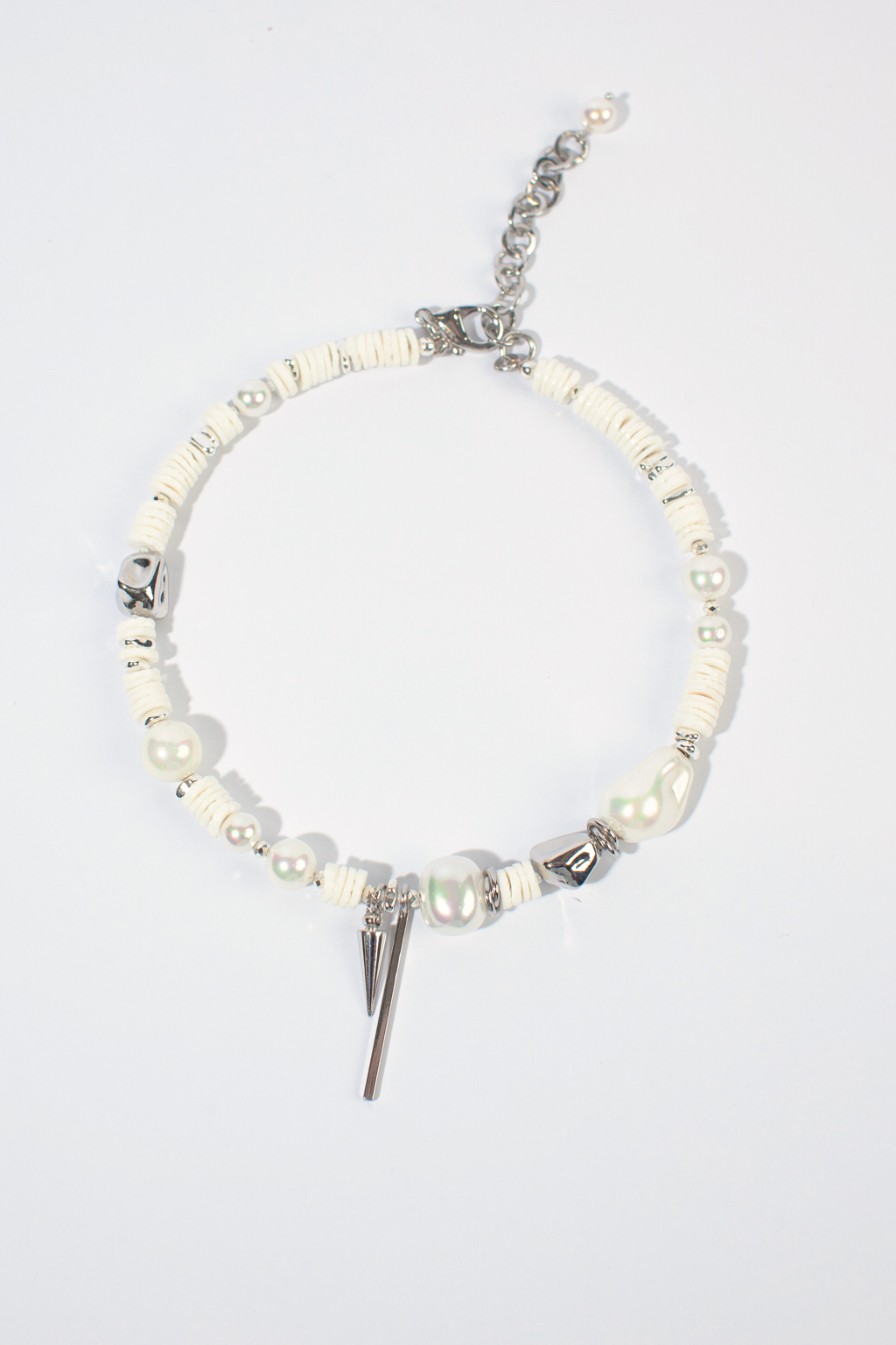 Дизайнерское колье с белым перламутром и майоркой подчеркнет неповторимый стиль и уникальность своей обладательницы. Гематит придаст благородный метталический блеск и сияние натуры. Фурнитура выполнена из гипоаллергенного сплава со стойким гальваническим покрытием.