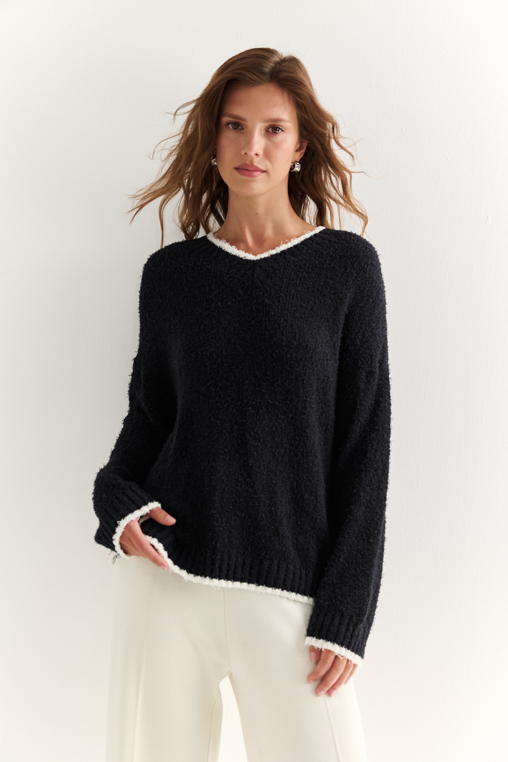 Джемпер с V-образным вырезом горловины.