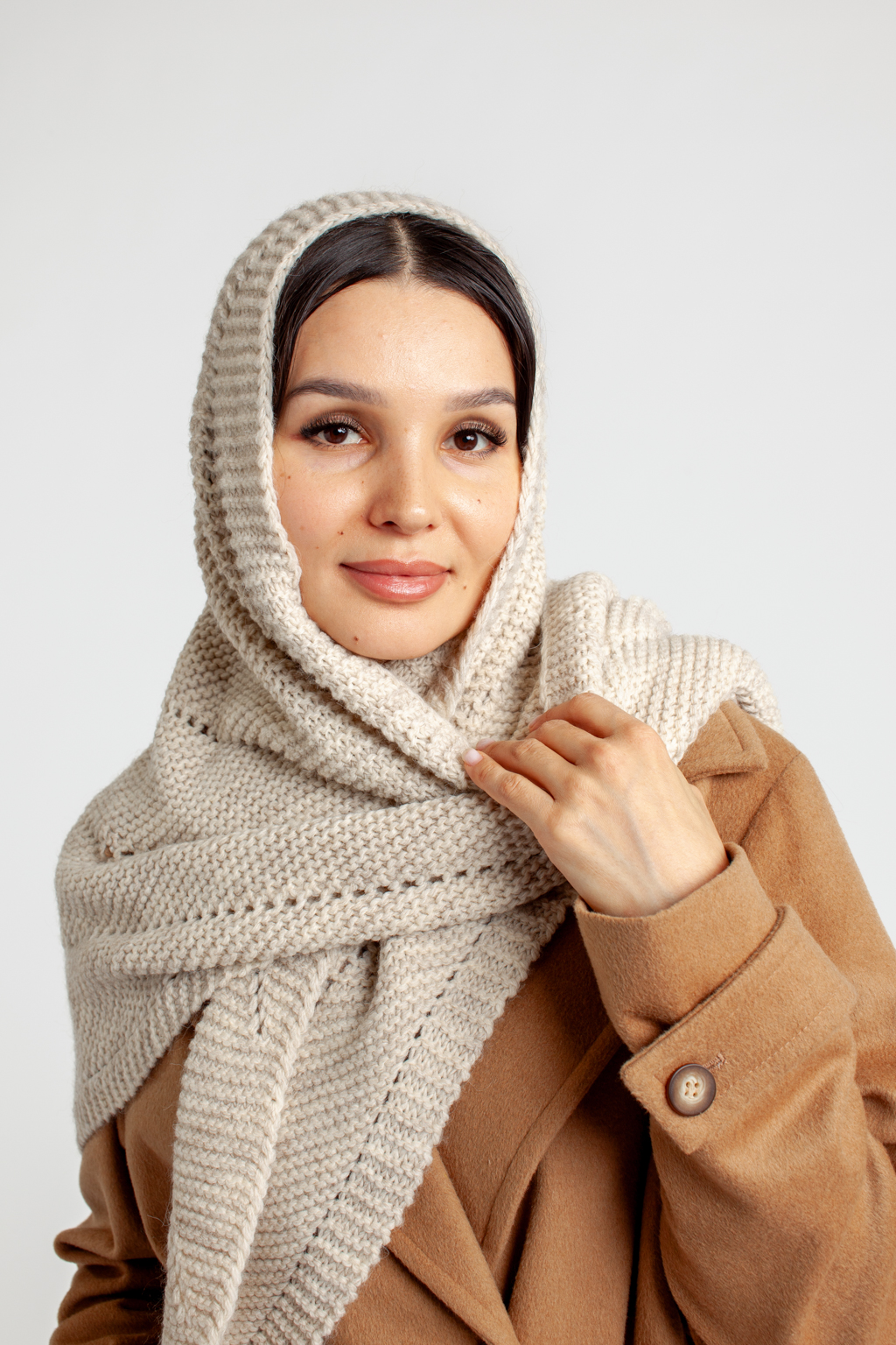 Косынка женская-  универсальный аксессуар, обладающий согревающей функцией и возможность обыгрывать образ в любой интерпритации. В составе материала шерсть, обеспечивающая морозоустойчивость и сохранения тепла в холодный период.