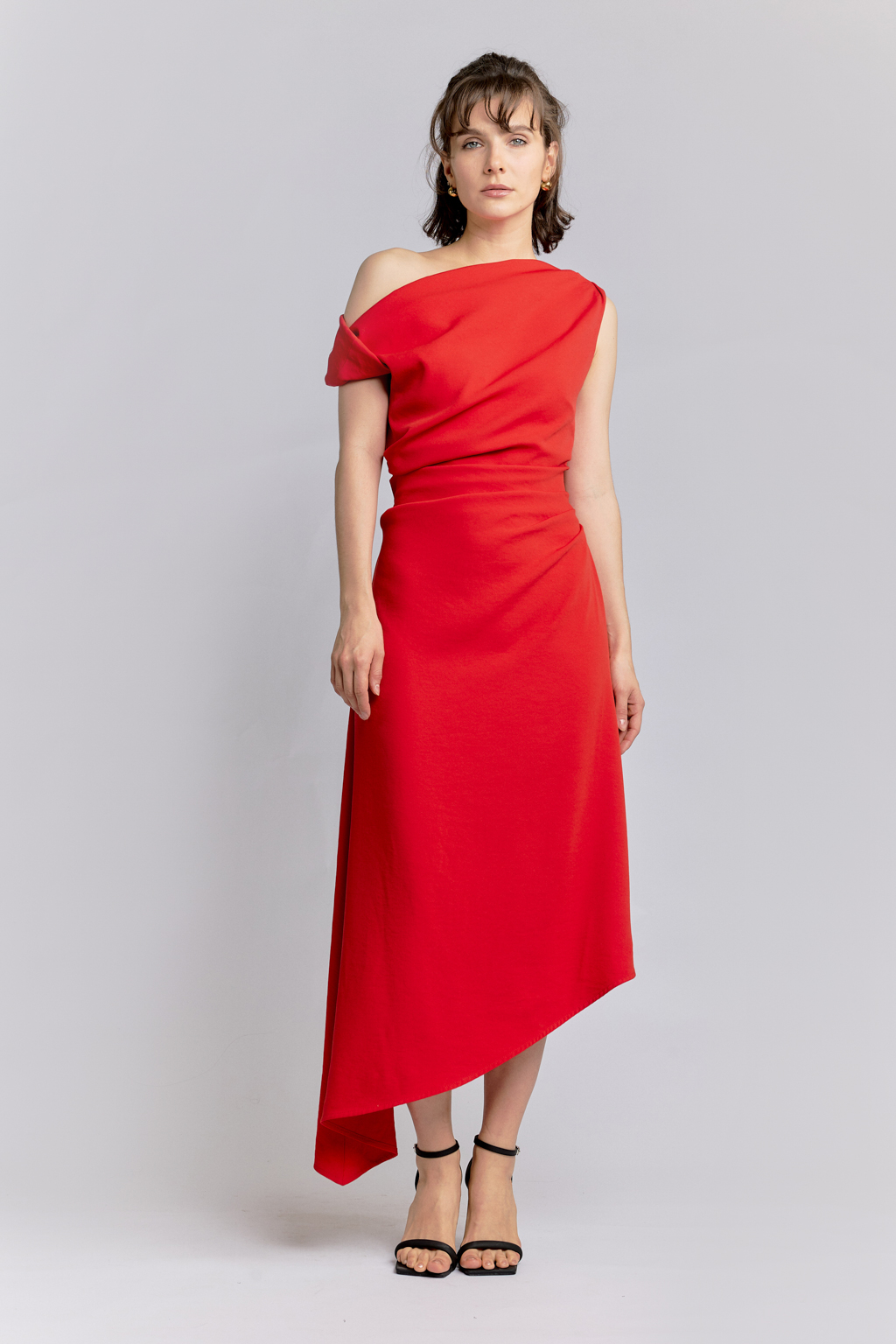 Асимметричное платье приталенного кроя полуприлегающего женственного силуэта с декоративным элементом в виде металлической съемной броши на одном плече. Модель необычная при этом достаточно универсальная для летнего сезона. Прекрасно продойдет как на "выход", так и на каждый день.