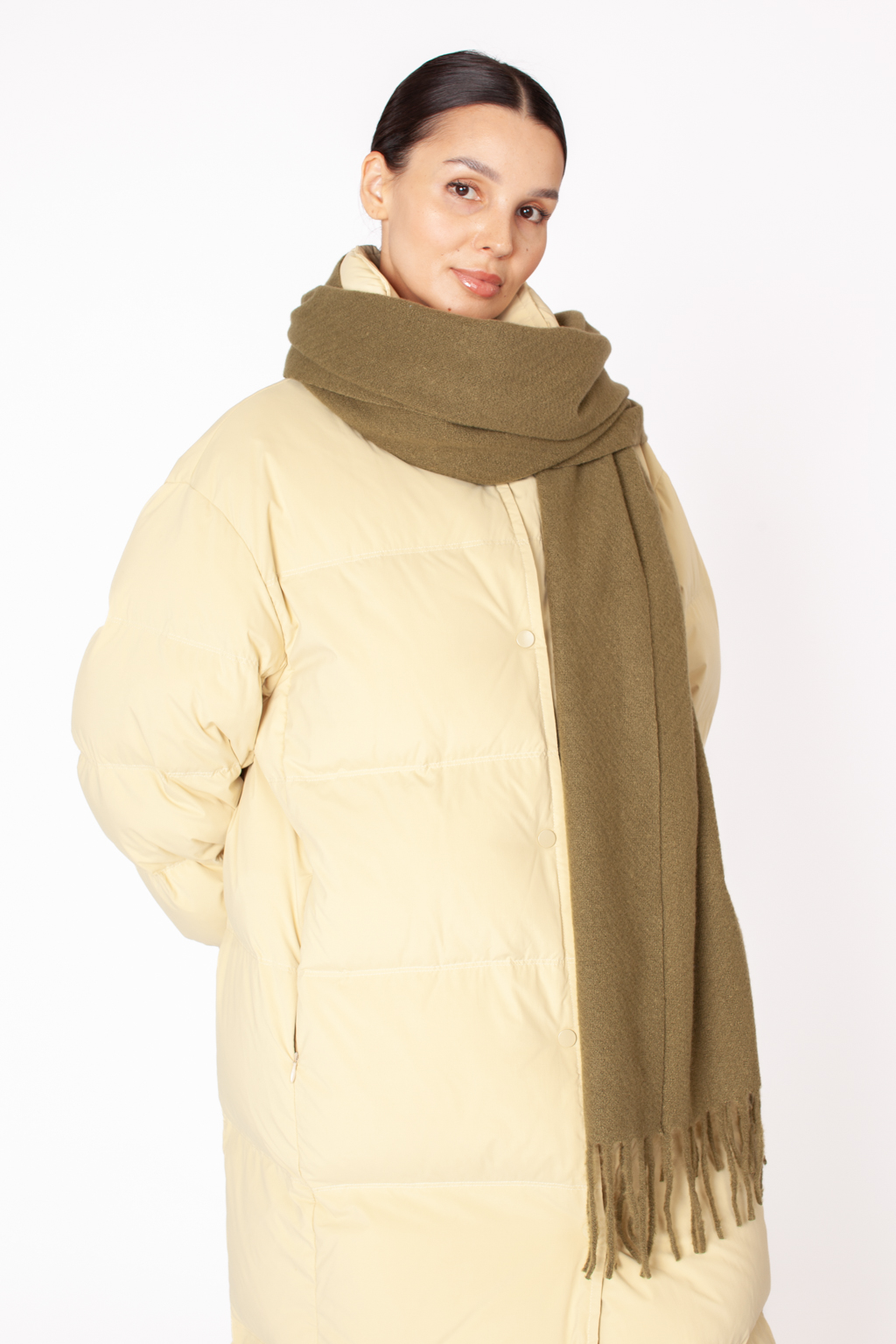 Однотонный лаконичный шарф изготовлен из практичной и приятной на ощупь 100 % вискозы. Изделие без принтов согреет в прохладную погоду, защитит от ветра голову и шею, с легкостью адаптируясь к различным комплектам для межсезонья.